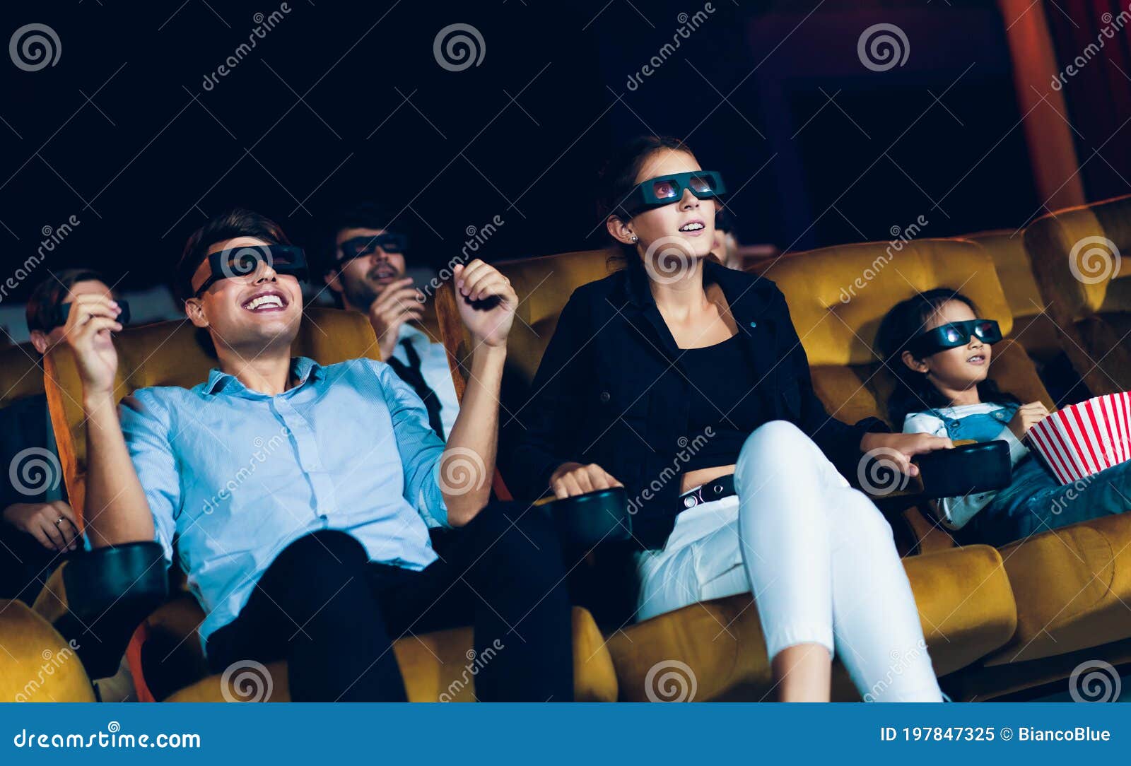 Смотреть фильм в 3d группы людей в театре кино Стоковое Изображение - изображение насчитывающей место, ощупывание: 197847325