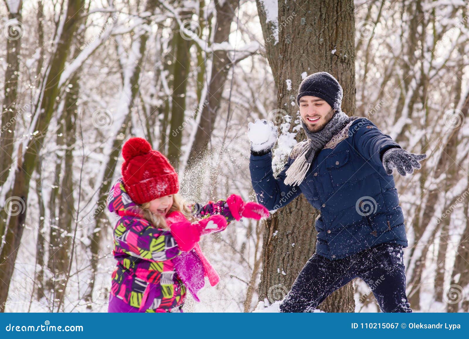 Снежки по взрослому. Игра в снежки. Люди играют в снежки. Игра в снежки фотосессия. Взрослые и дети играют в снежки.