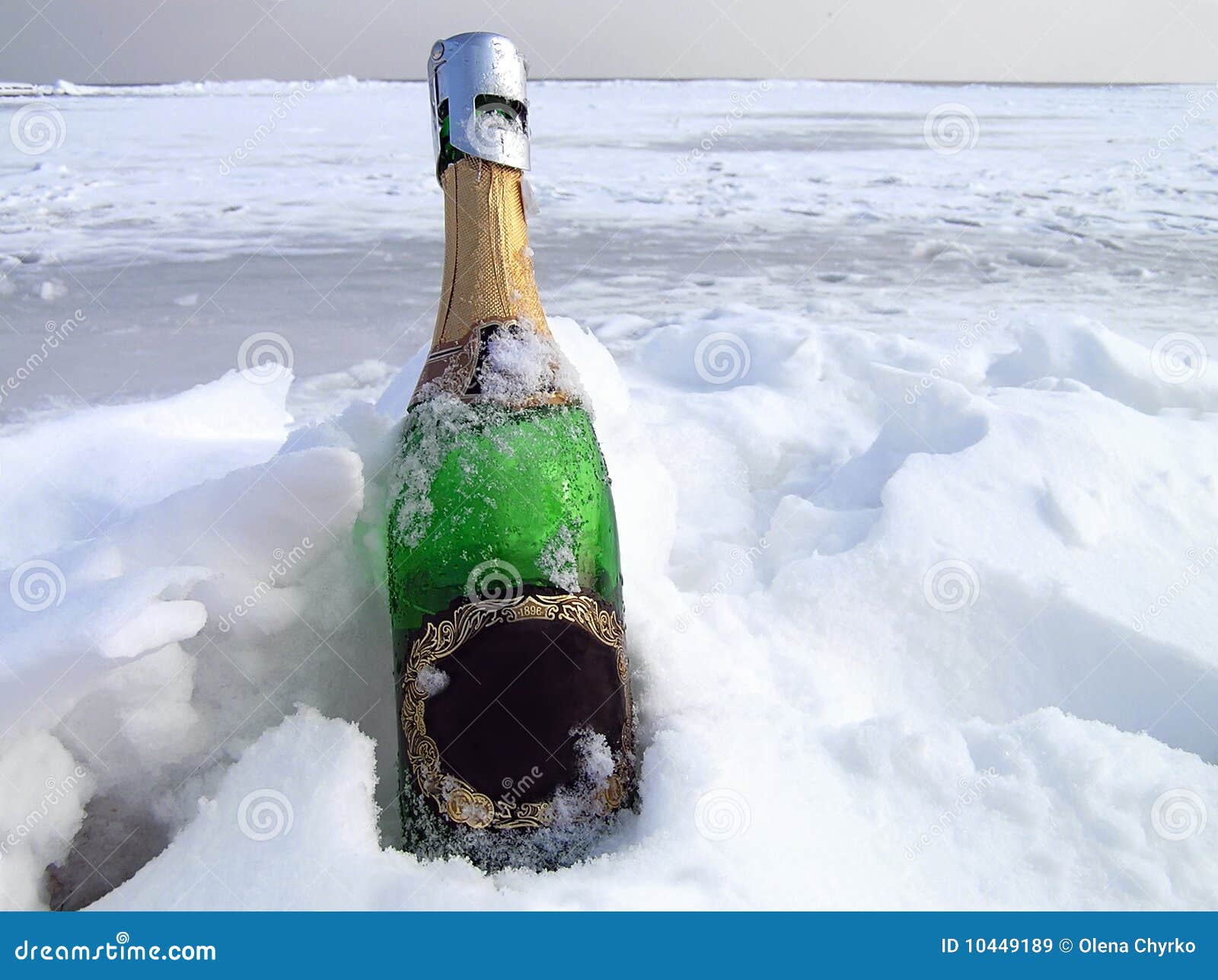 Замерзло пиво в бутылке. Шампанское в снегу. Бутылка в снегу. Шампанское в сугробе. Бутылка шампанского и бокалы в снегу.