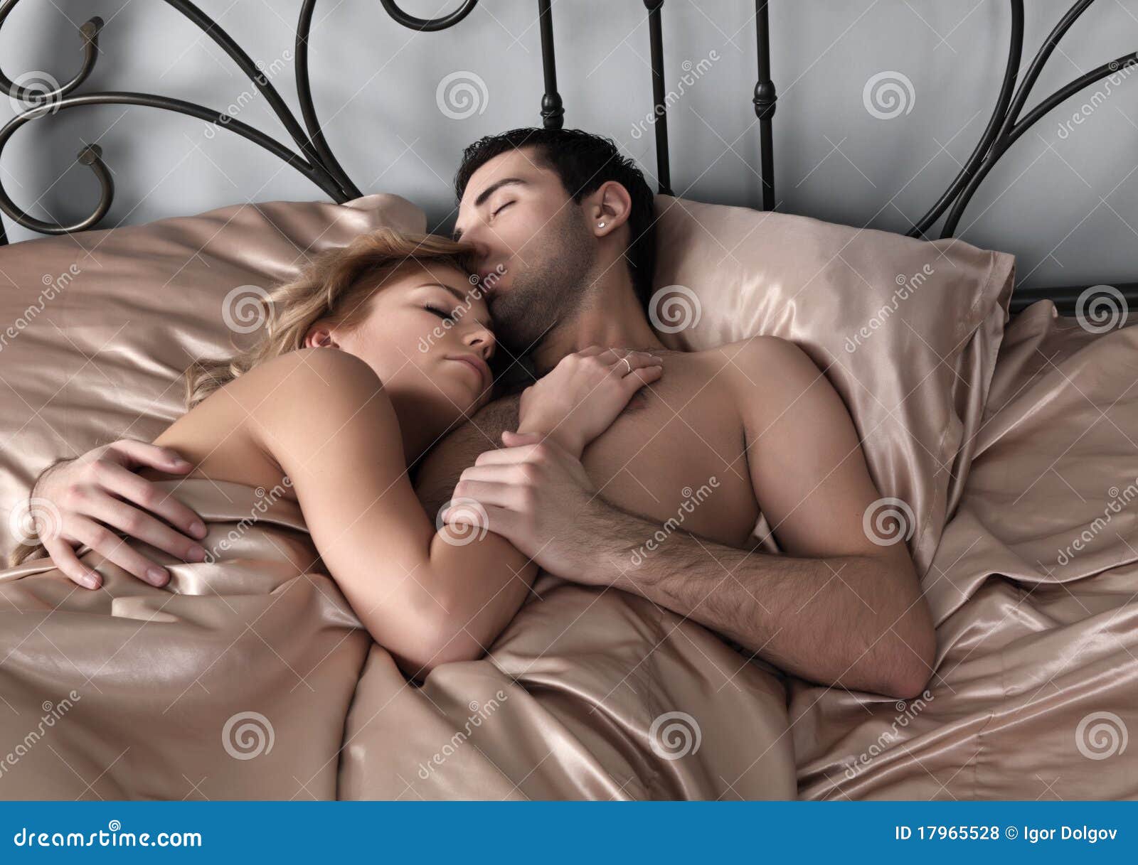 Мужчина страстно овладел на кровати своей стройной женой