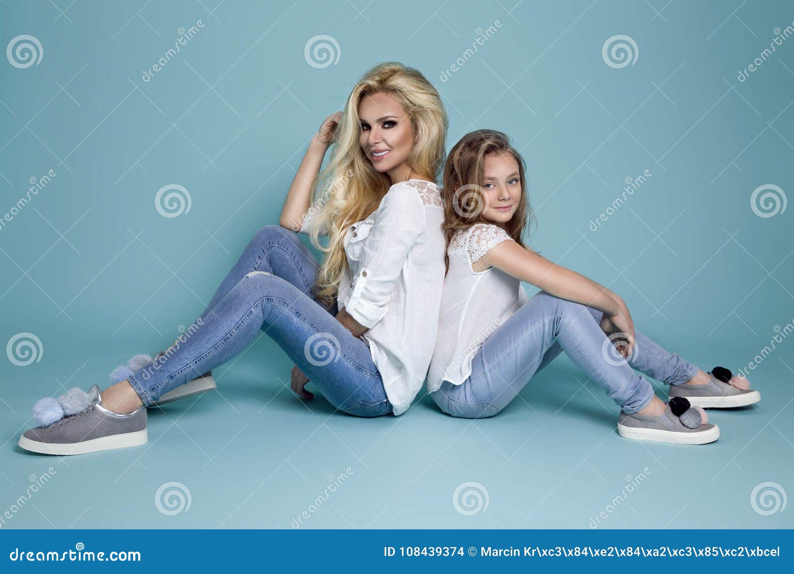 Blonde daughter. Фотосессия мама и дочка в джинсах. Фотосессия мама дочь в джинсах. Фотосессия с дочкой в джинсах. Фотосессия мама и дочка в студии в джинсах.