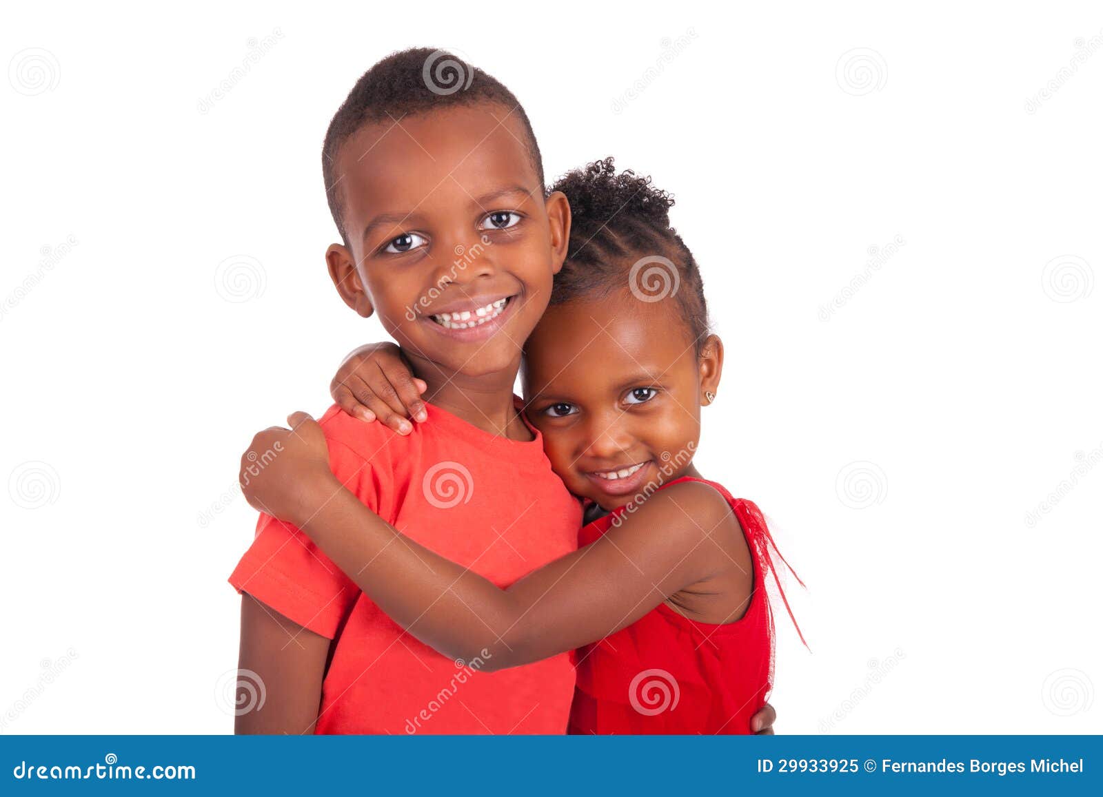 Чернокожие брата. Младенец афроамериканец. Афро мальчик и девочка. Чернокожие брат и сестра. Счастливые дети на белом фоне с афроамериканцем.