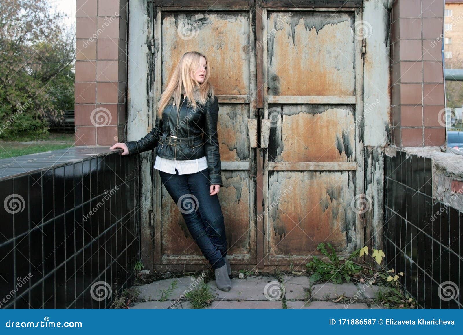 Блондинка у деревянных ворот