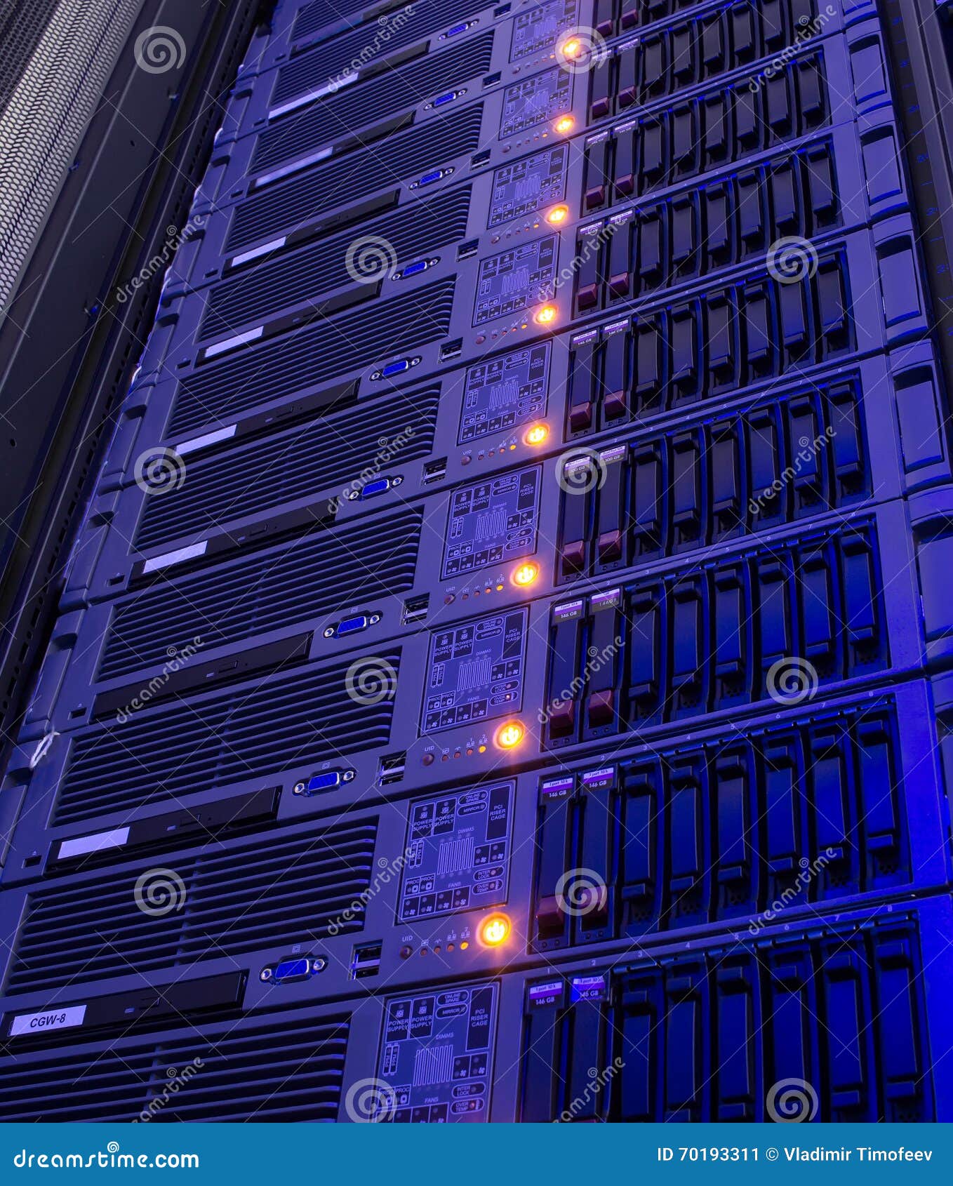 Вертикальный сток. Что такое сервер компьютерной сети. Центр обработки данных. Verticalstocks. Центр по вертикали.