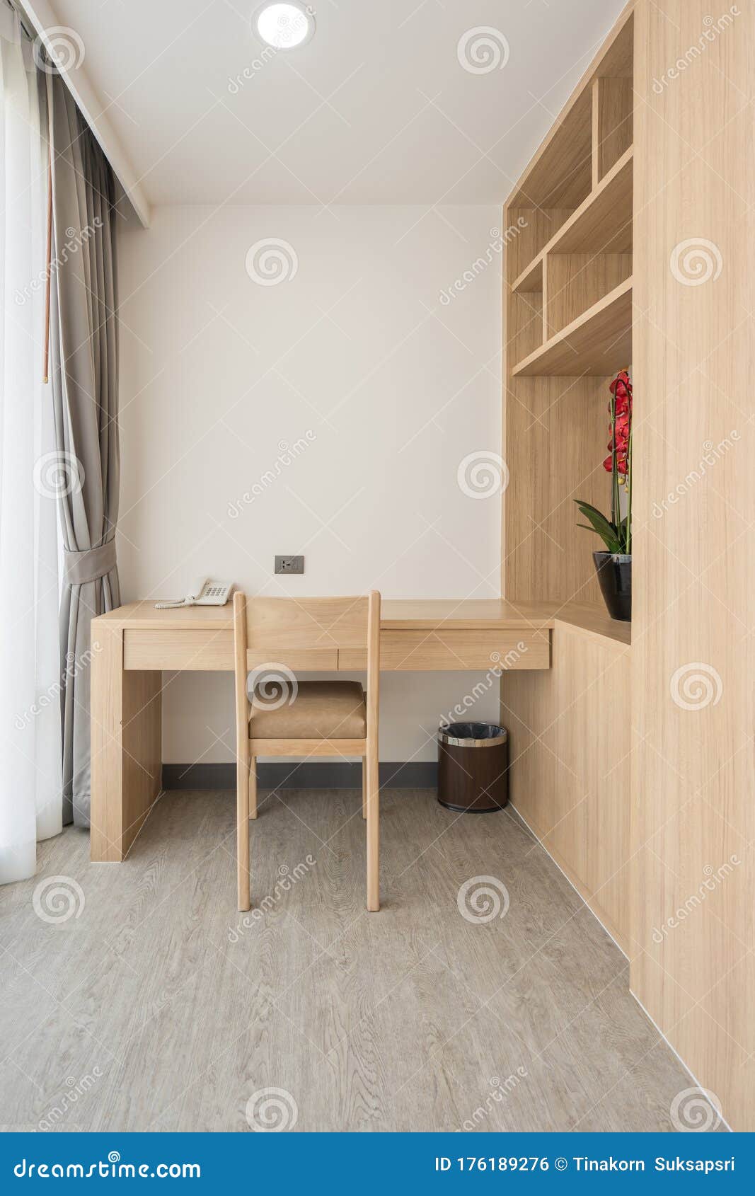 Современные деревянные рабочий стол и телефон с деревянным внутренним  художественным оформлением кабинета министров Стоковое Фото - изображение  насчитывающей таблица, конструкция: 176189276