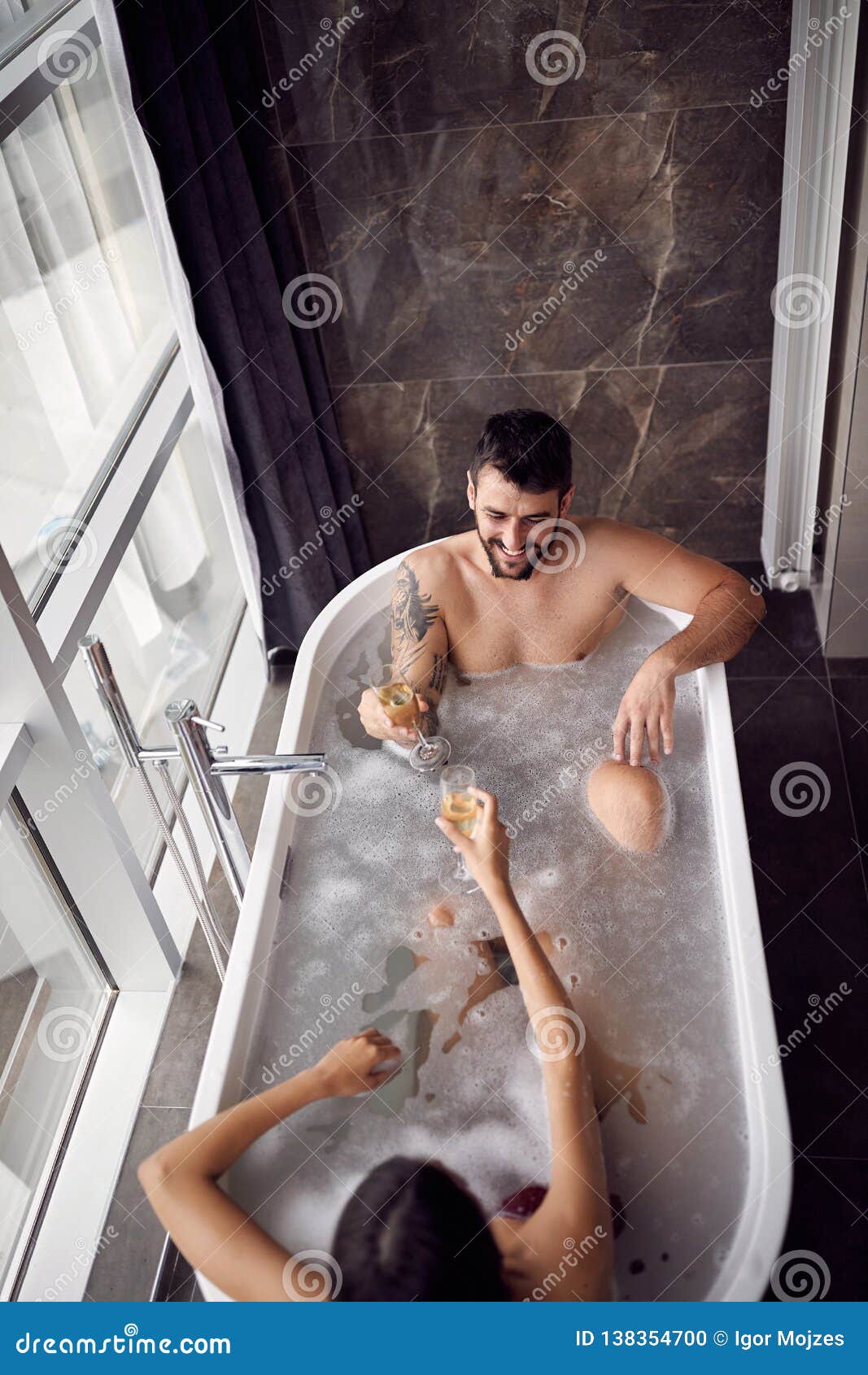 Пока жена в ванне муж. Ванна с шампанским. Пара в ванной. Девушка и мужчина в ванне. Фотосессия в ванной с парнем.