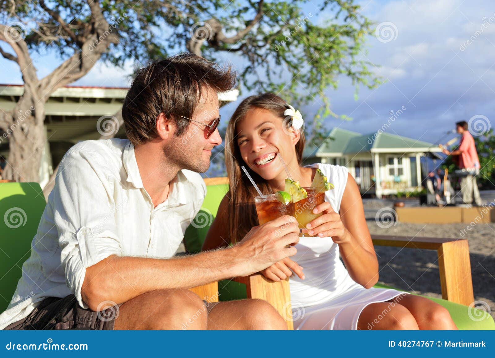 Interested in guy. Человек пляж пить лимонад. Влюбленные пьют лимонад. Пара пьет коктейль и целуется. Девушка и мужчина выпивают на природе фотосессия.