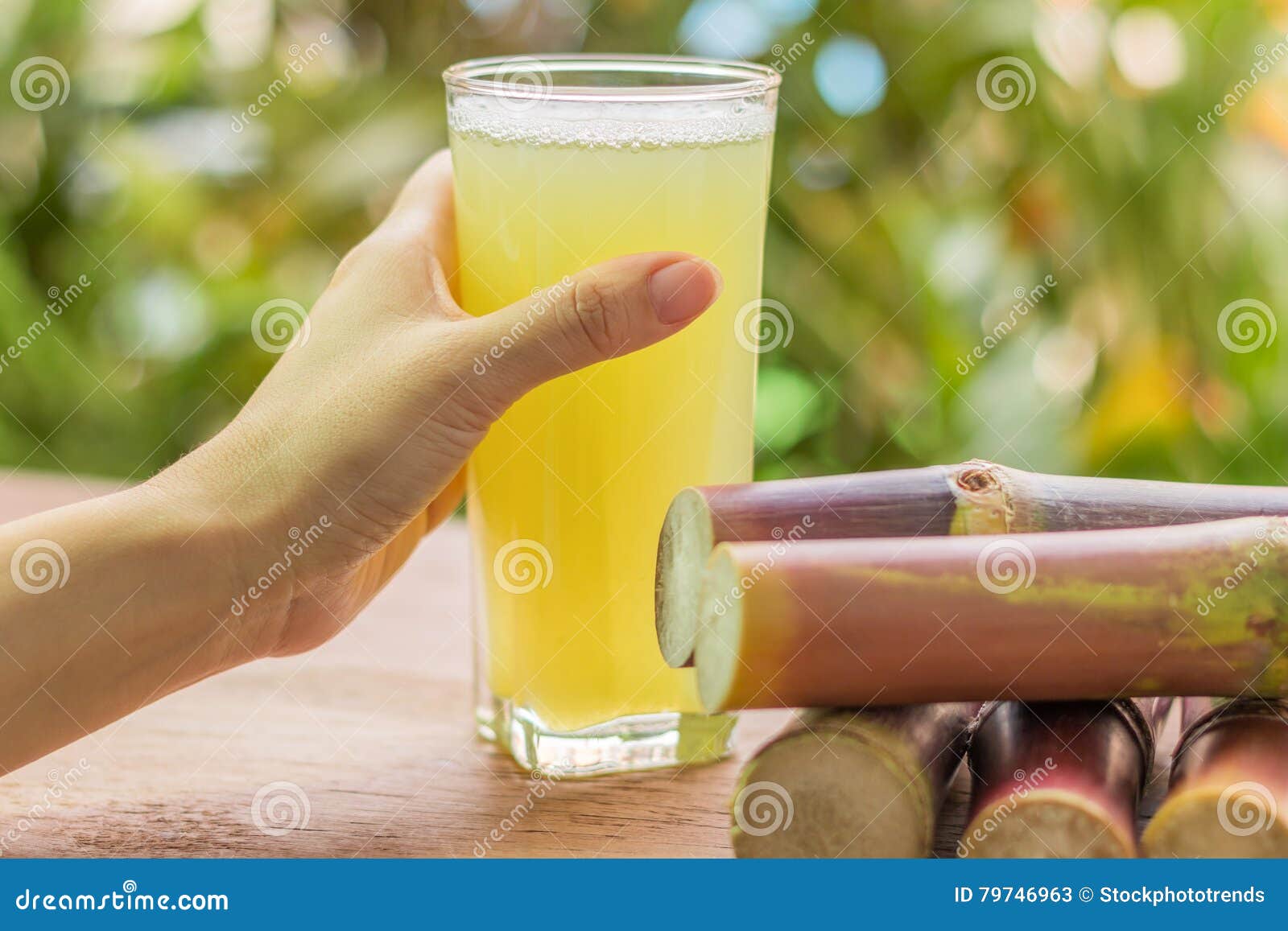 Сок сахарного тростника. Nước Mía (сок сахарного тростника). Фреш из тростника. Cane Juice. People Drinks Juice.