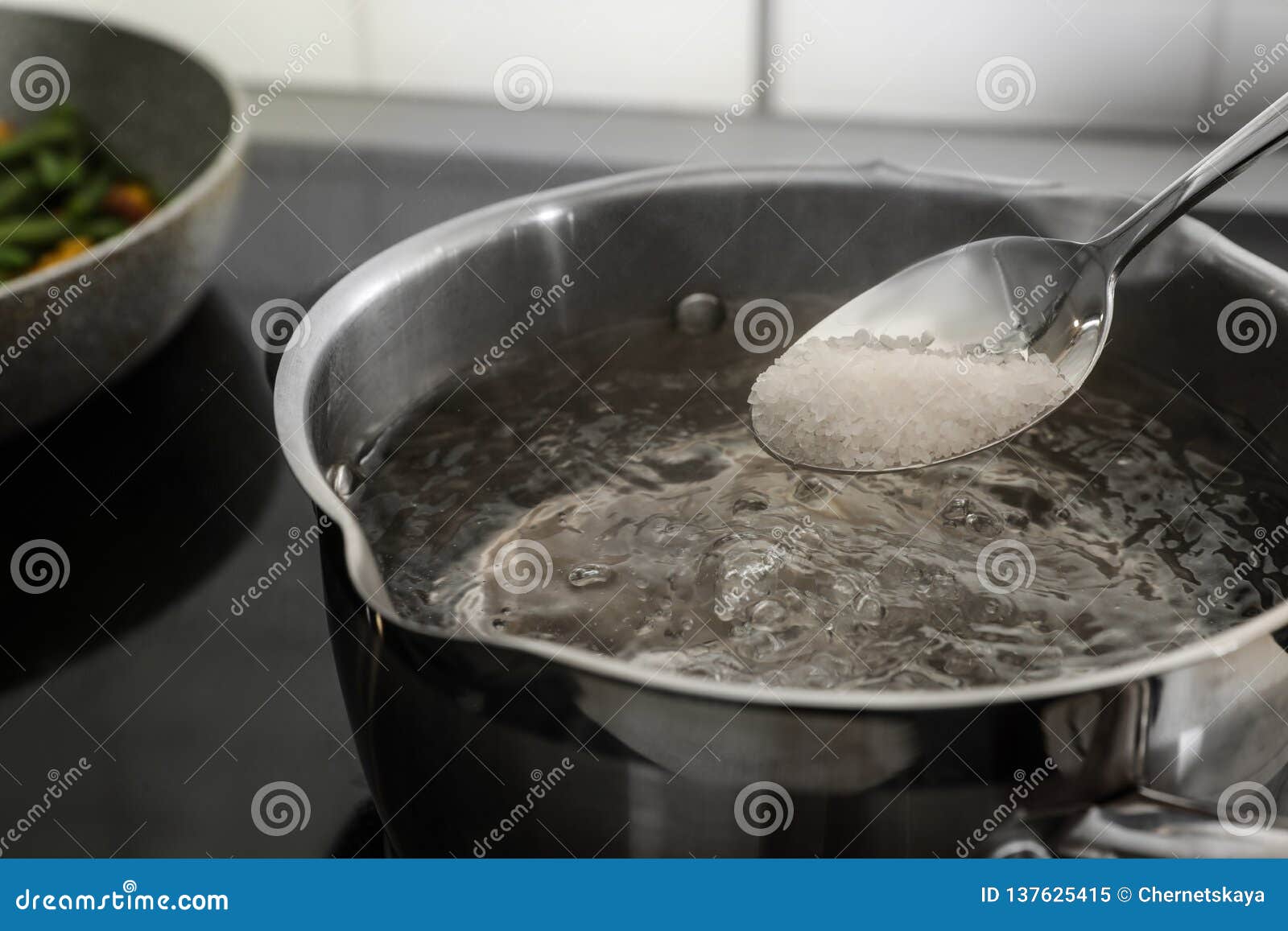 Кипящая соль. Соль с водой кипит. Кипящая вода. Кастрюля с водой. Соленая вода в кастрюле.