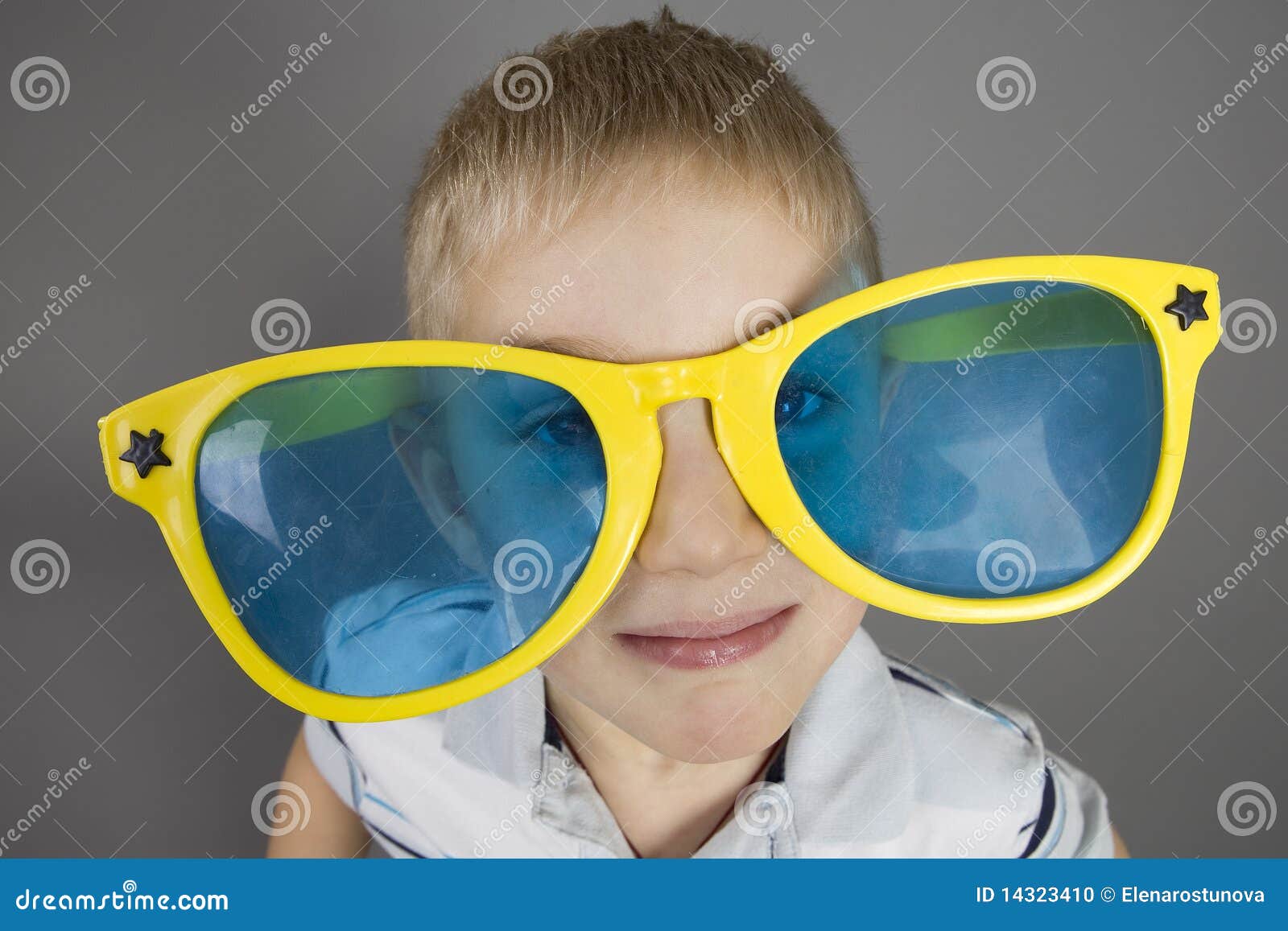 Мальчик с большими очками. Мальчик в очках. Детские очки для мальчика. Синие очки для мальчиков. Очки большие мальчики.