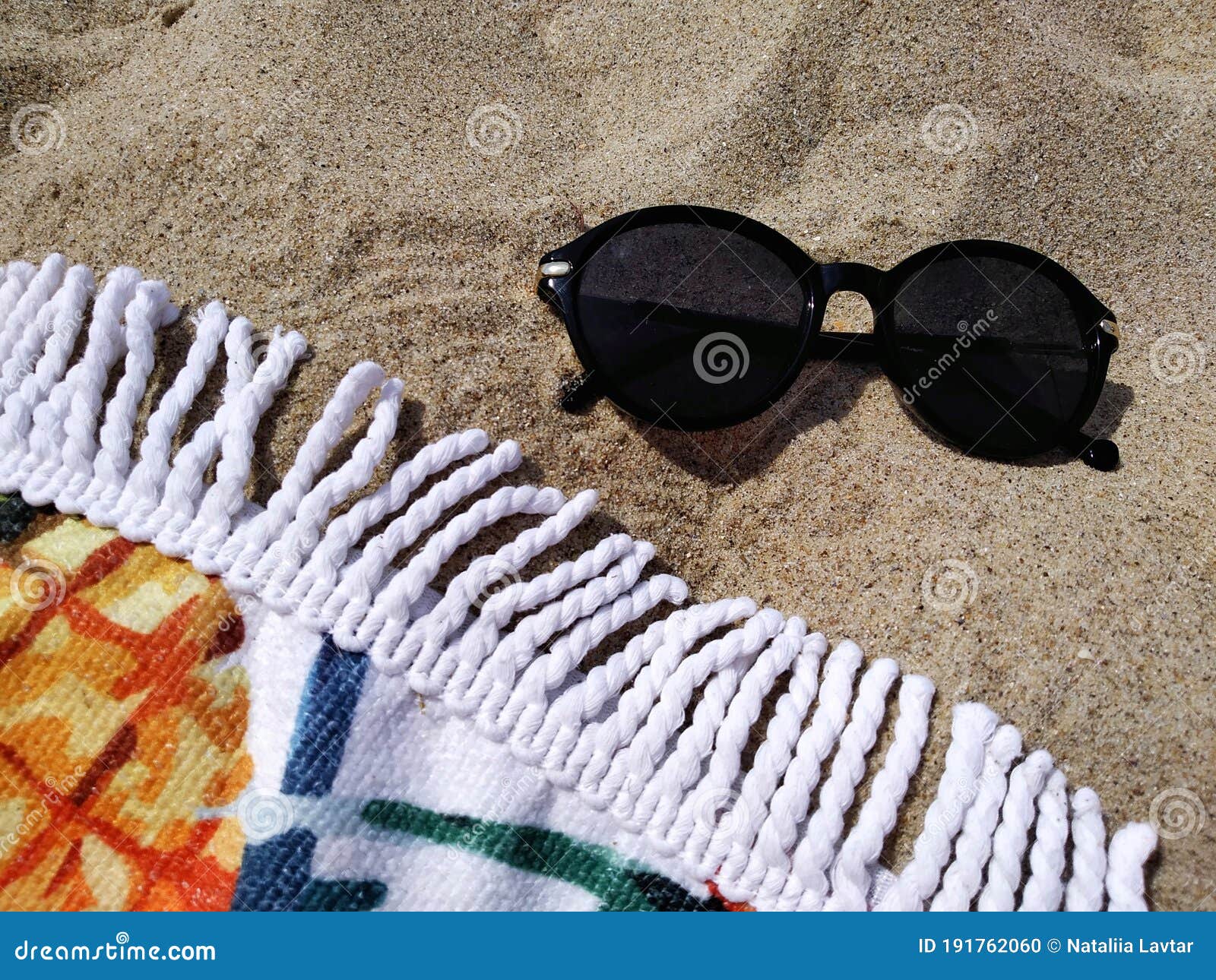 Солнцезащитные очки и постельное белье на песке. Стоковое Фото -  изображение насчитывающей способ, песок: 191762060