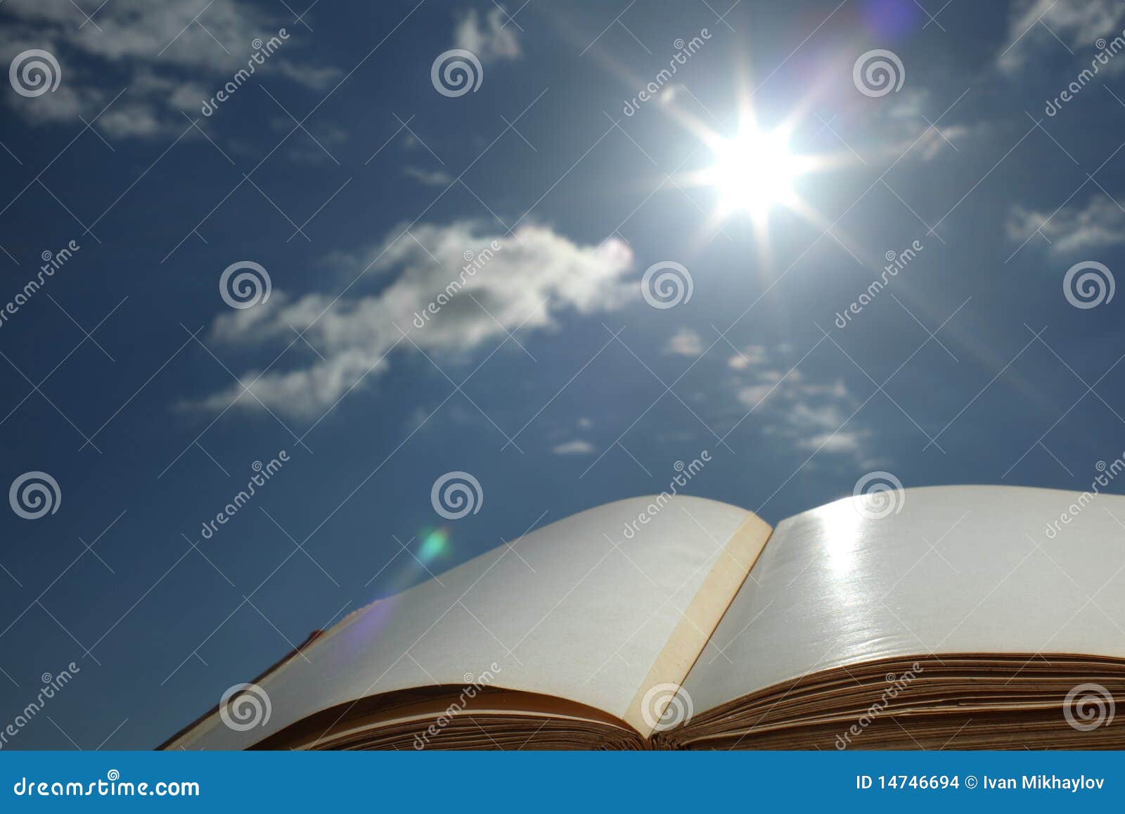 Книга солнечный свет. Книга на фоне неба. Книги раскрытые на фоне неба. Раскрытая книга на фоне неба. Книга солнце.