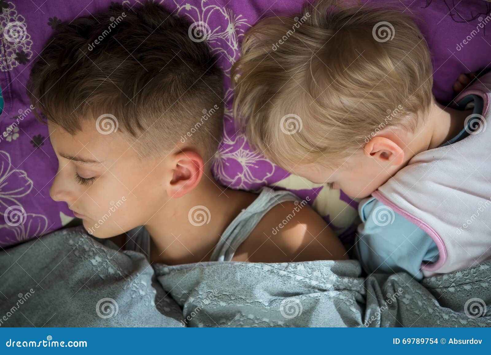 мальчики спят геи фото 97