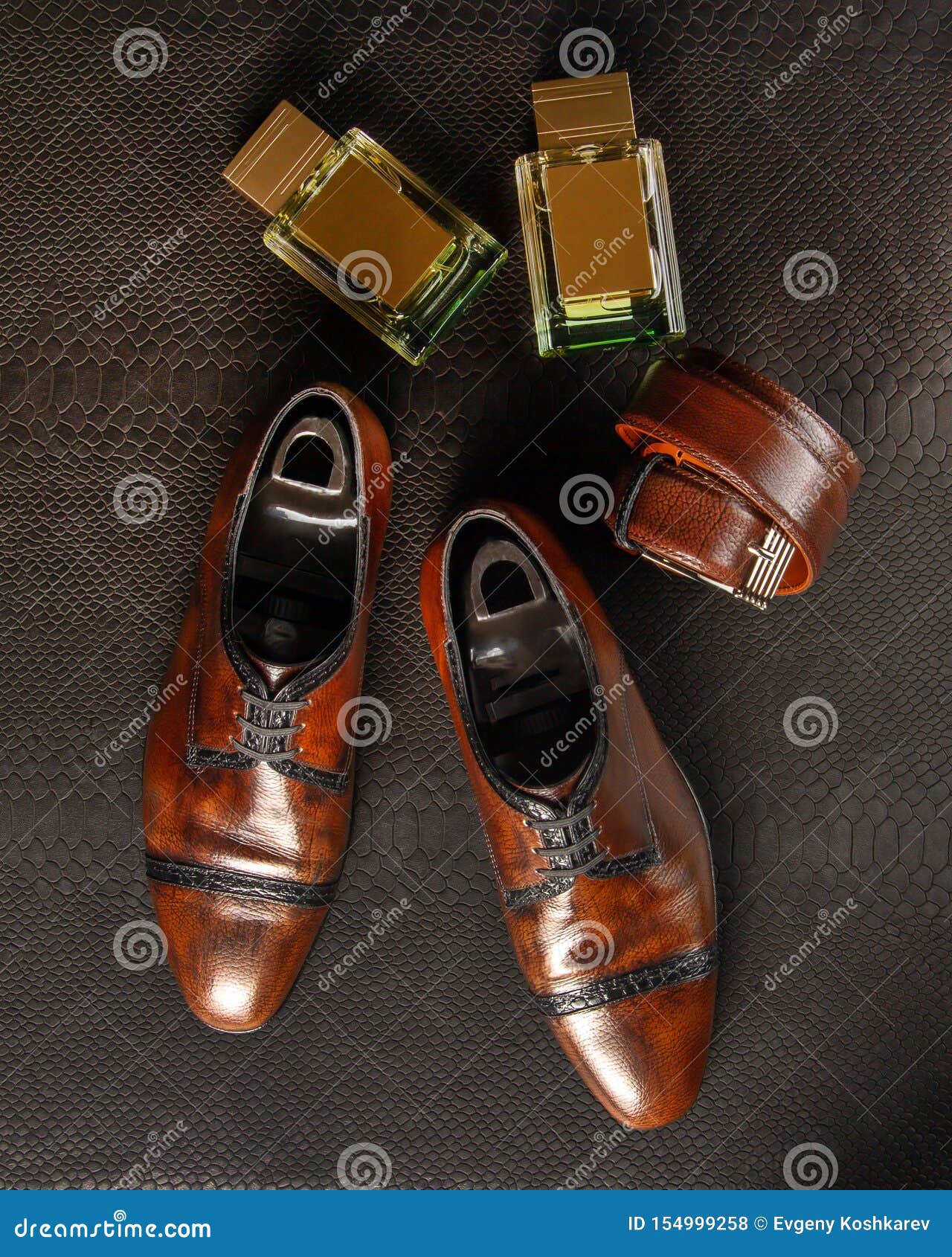 Состав пары ботинок людей коричневого цвета, 2 бутылок духов людей и поясабрюк людей на фоне Стоковое Фото - изображение насчитывающей одежды,воцарения: 154999258