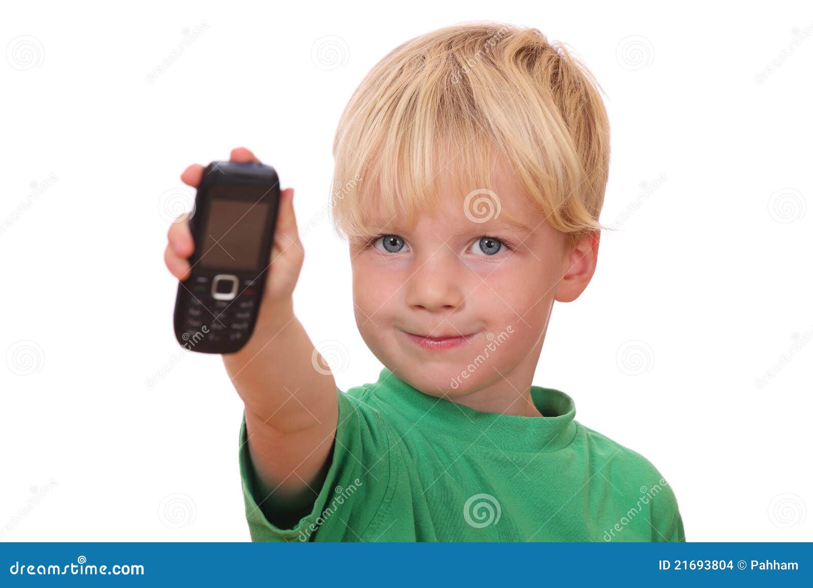 Включи телефон мальчик. Мальчик с телефоном. Ребенок с телефоном в руках. Мальчик с телефоном фот. Мальчик с телефоном в руке.
