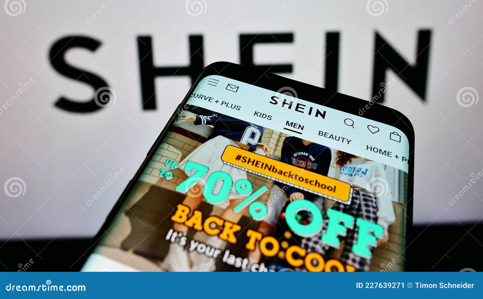 сотовый телефон с интернет-магазином китайской компании электронной  коммерции Shein на экране перед логотипом бизнеса. Редакционное Фото -  изображение насчитывающей фарфор, платформа: 227639271