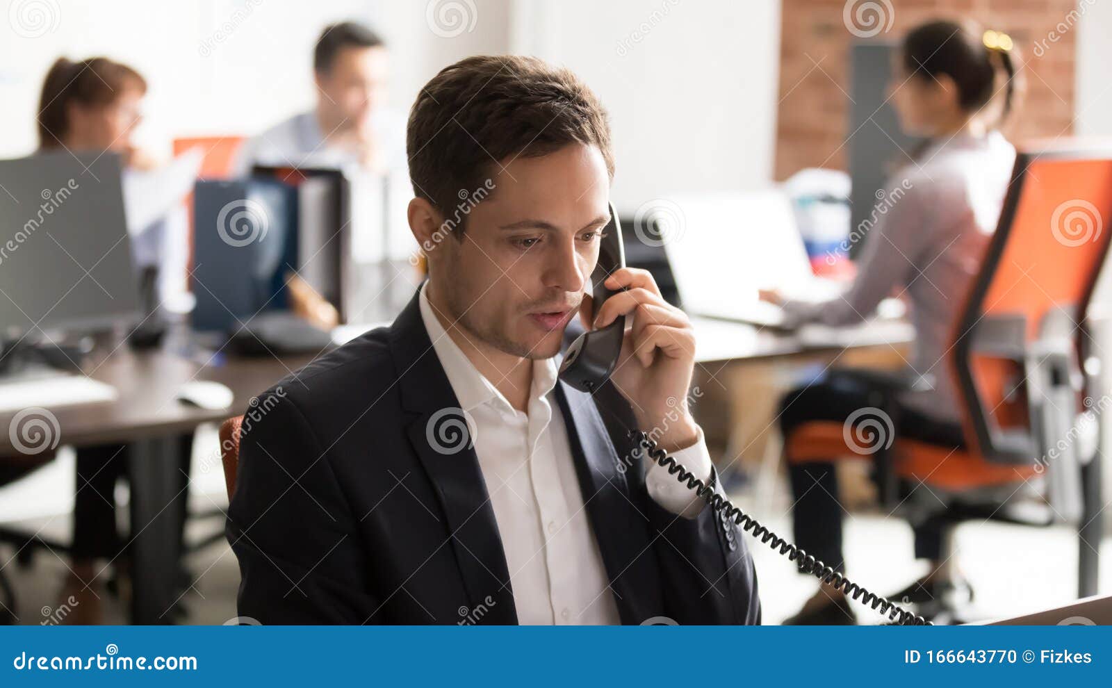 Сотрудник компании, сидя в офисе на Landline Стоковое Фото - изображение  насчитывающей компания, удерживание: 166643770