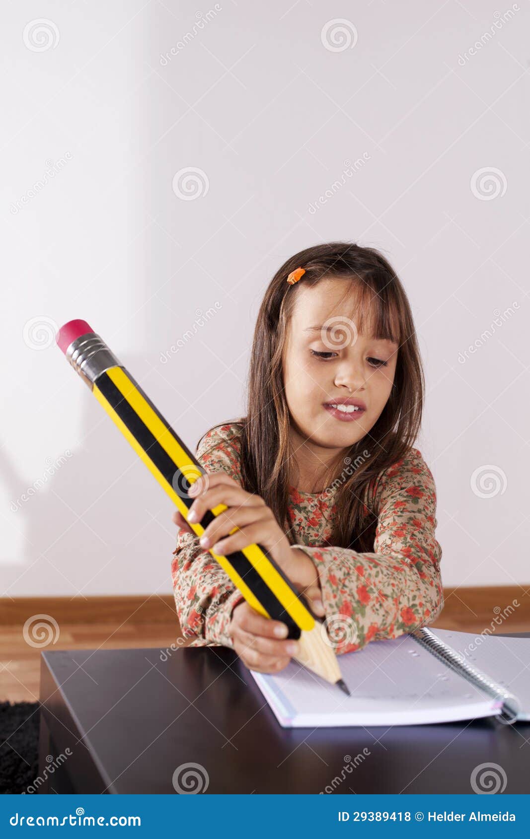 Громадный пишем. Гигантский карандаш для фотосессии. Огромный карандаш. Карандаши гигантов фото. Девочка пишет рисунок.