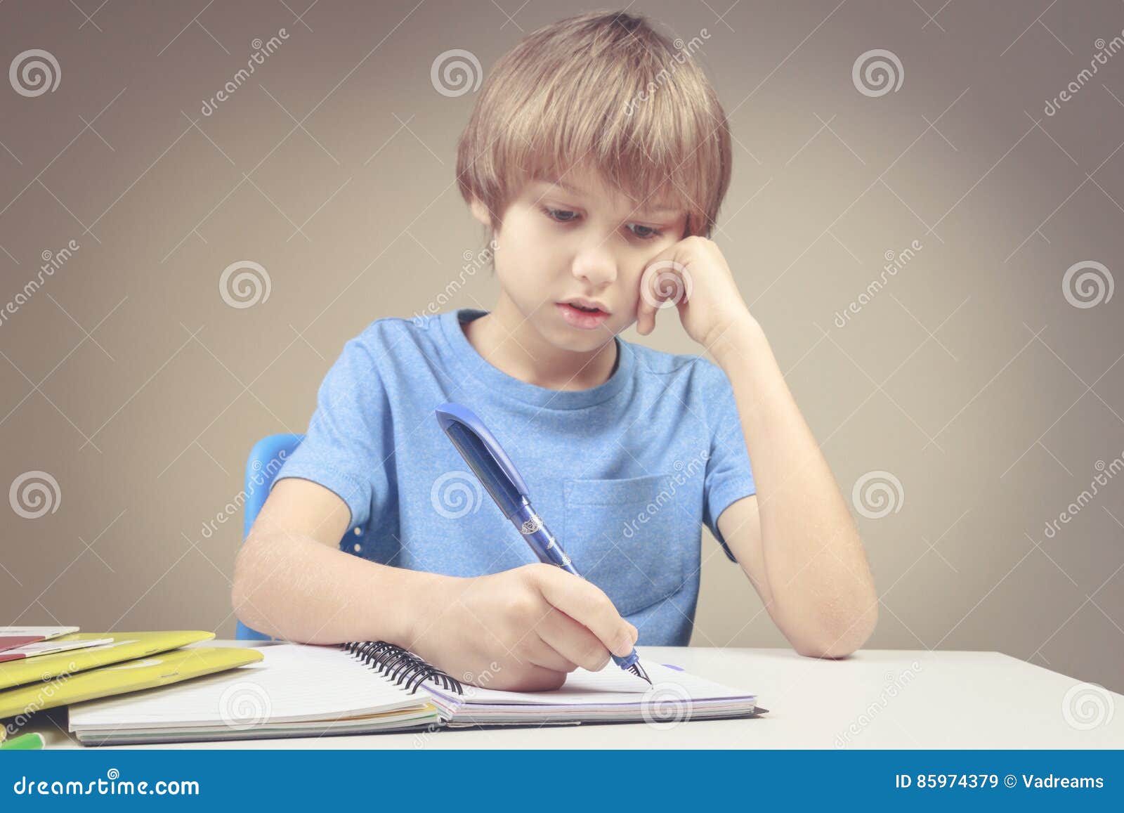 Мальчик который написал помогите. Блокнот для мальчиков. Пиши мальчик. Мальчик пишет в тетради. Пишущий мальчик.