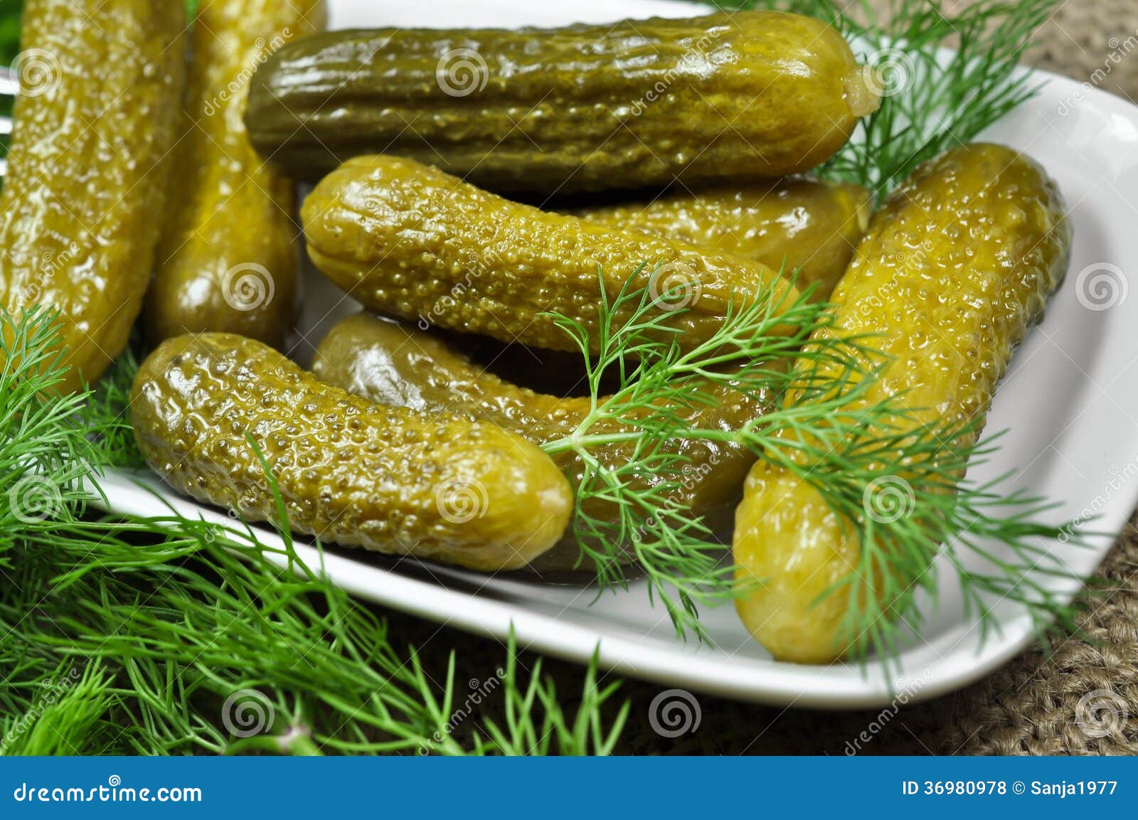Елка с огурцами
