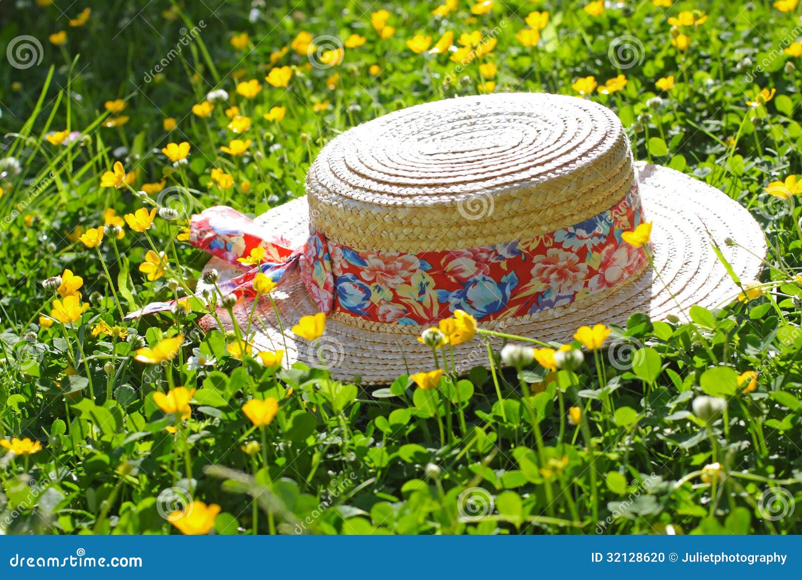 В большой соломенной шляпе расписанной чудесными цветами. Соломенная шляпа на траве. Соломенная шляпка в траве траве. Цветочная композиция в соломенной шляпе. Маленькие соломенные шляпки на лето.