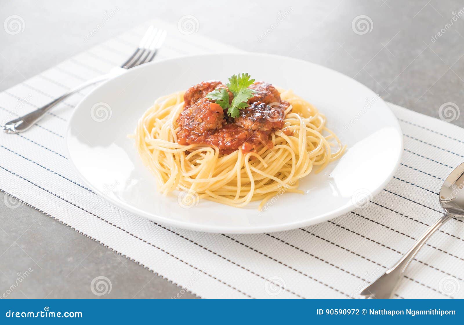 Лапша с котлетами. Спагетти с тефтелями. Паста болоньезе с фрикадельками. Спагетти с фрикадельками. Фрикадельки со спагетти.
