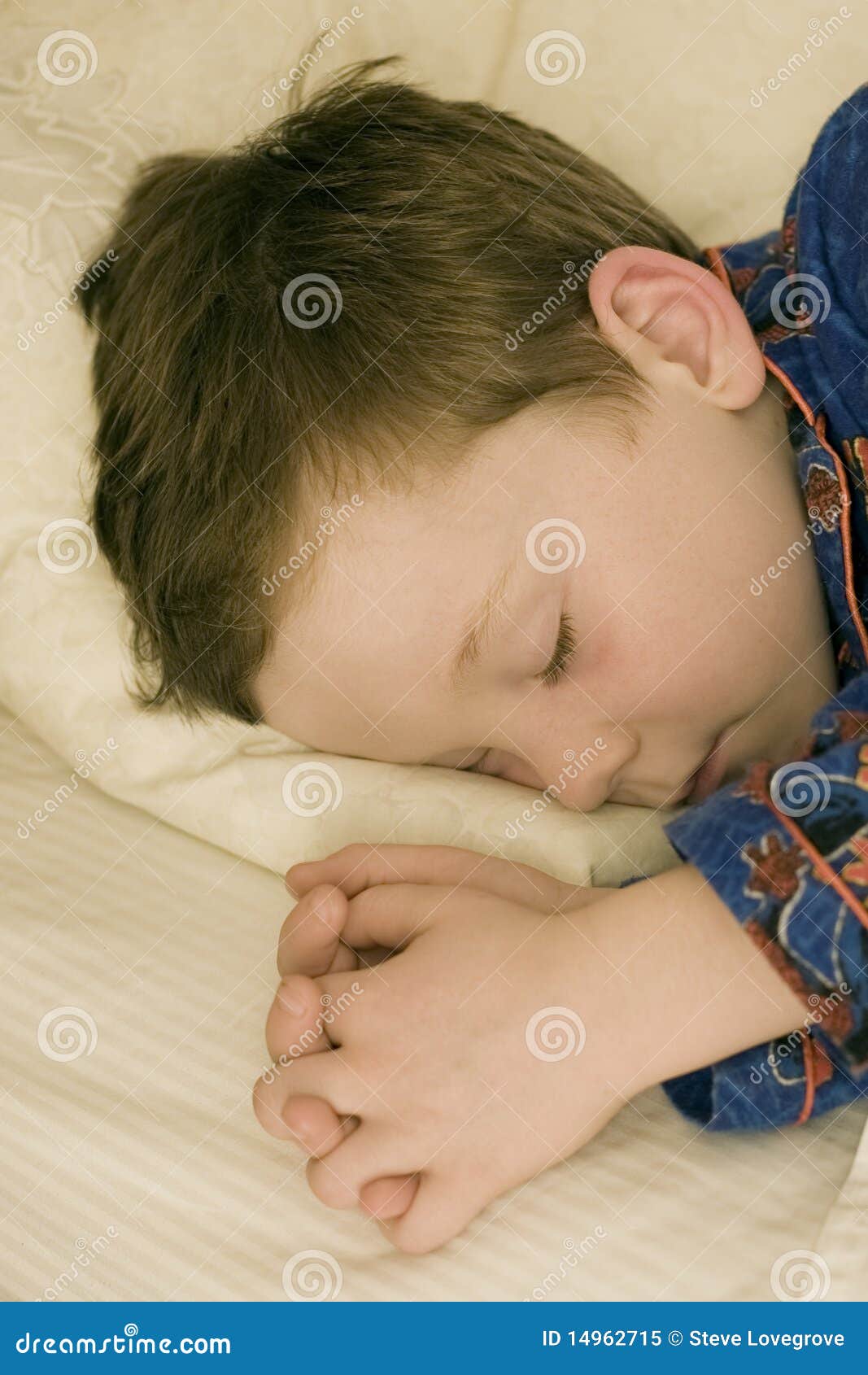 Спящему мальчику сняли трусы. Уснувший мальчик. Кровать для мальчика. Фото пятилетнего мальчика спящего.