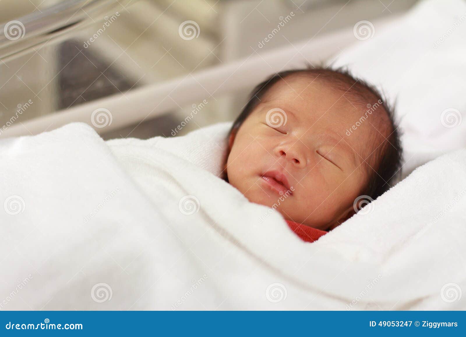 Спать newborn младенец (японская девушка) .