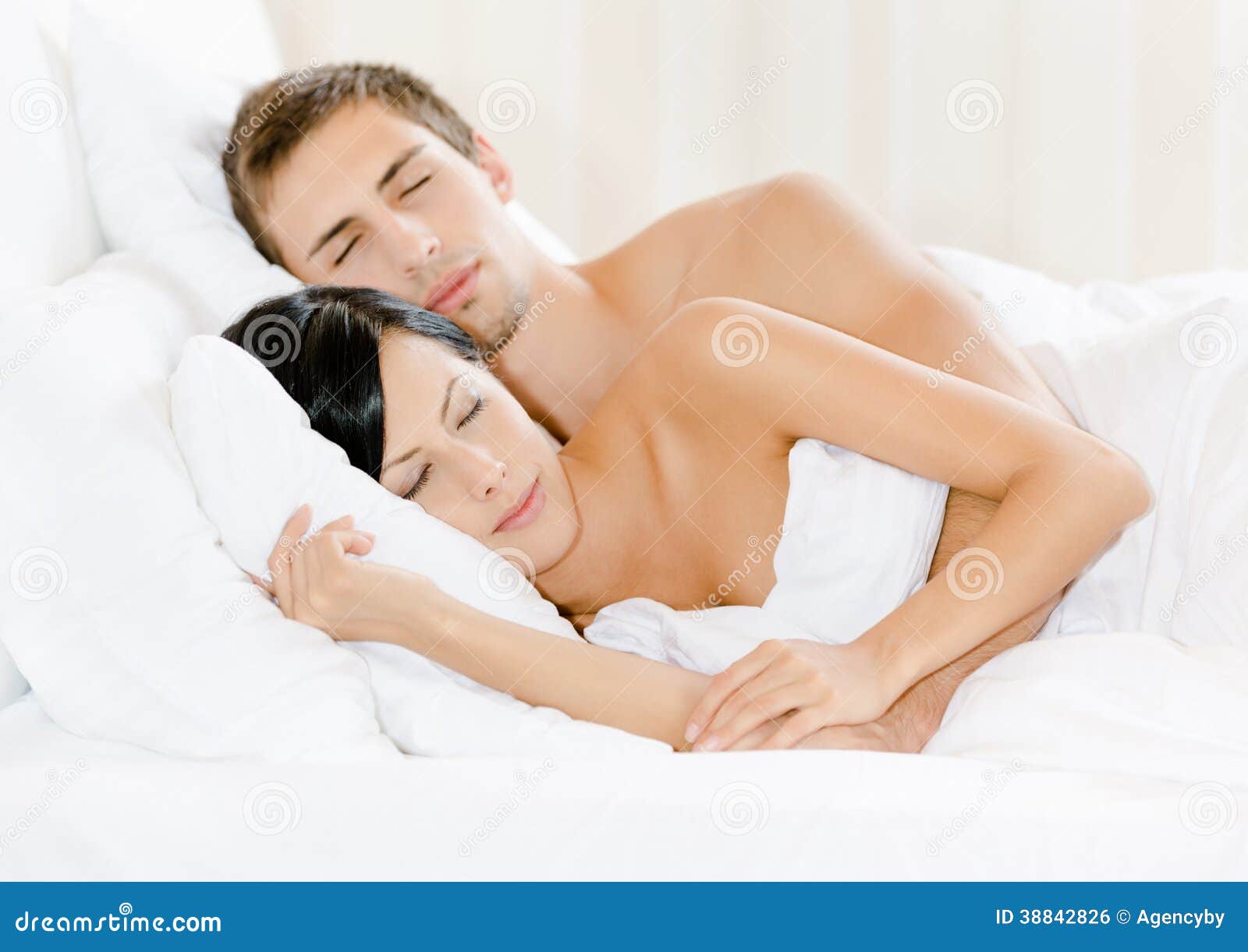 Видеть мужа в постели. Парочка в кровати. Сон без одежды.