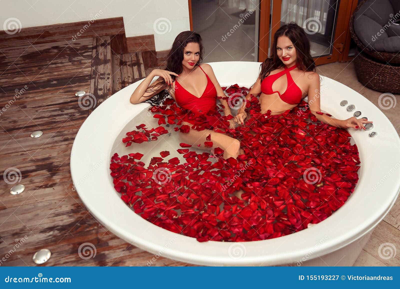 Девочки в джакузи