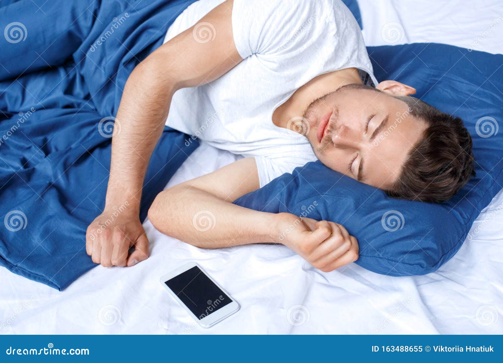 Sleep guy. Спящия человек в кравате. Спящий парень со спины. Спящий человек. Спящие люди.