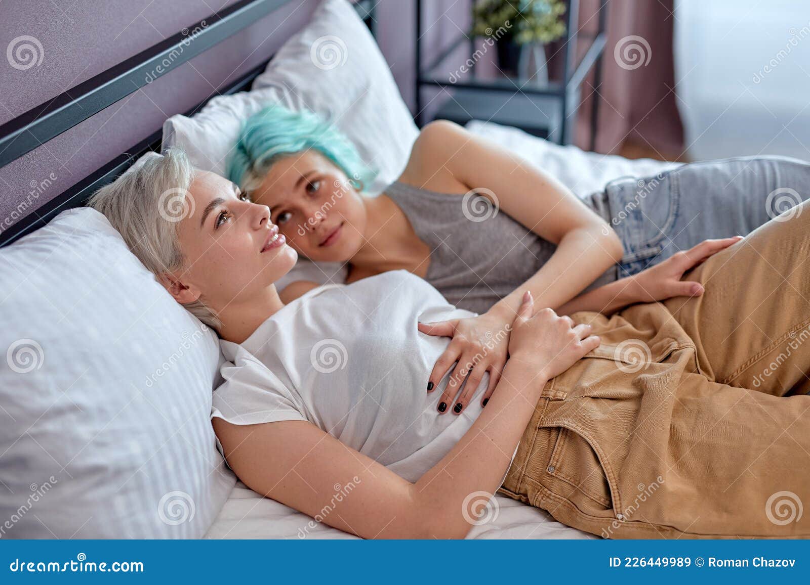 спокойные красивые лесбиянки или друзья, наслаждаясь отдыхом на кровати дома. Стоковое Изображение - изображение насчитывающей счастливо, внимательность: 226449989