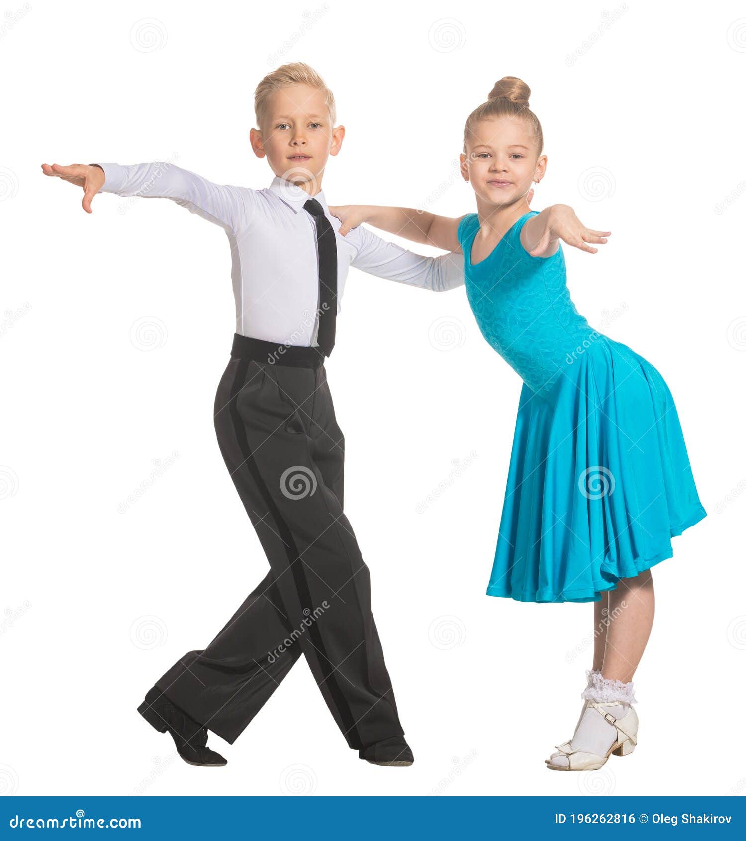 Спортивные бальные танцы. Несколько детей, мальчика или девочки на белом  фоне изолированной Стоковое Фото - изображение насчитывающей партия, зал:  196262816
