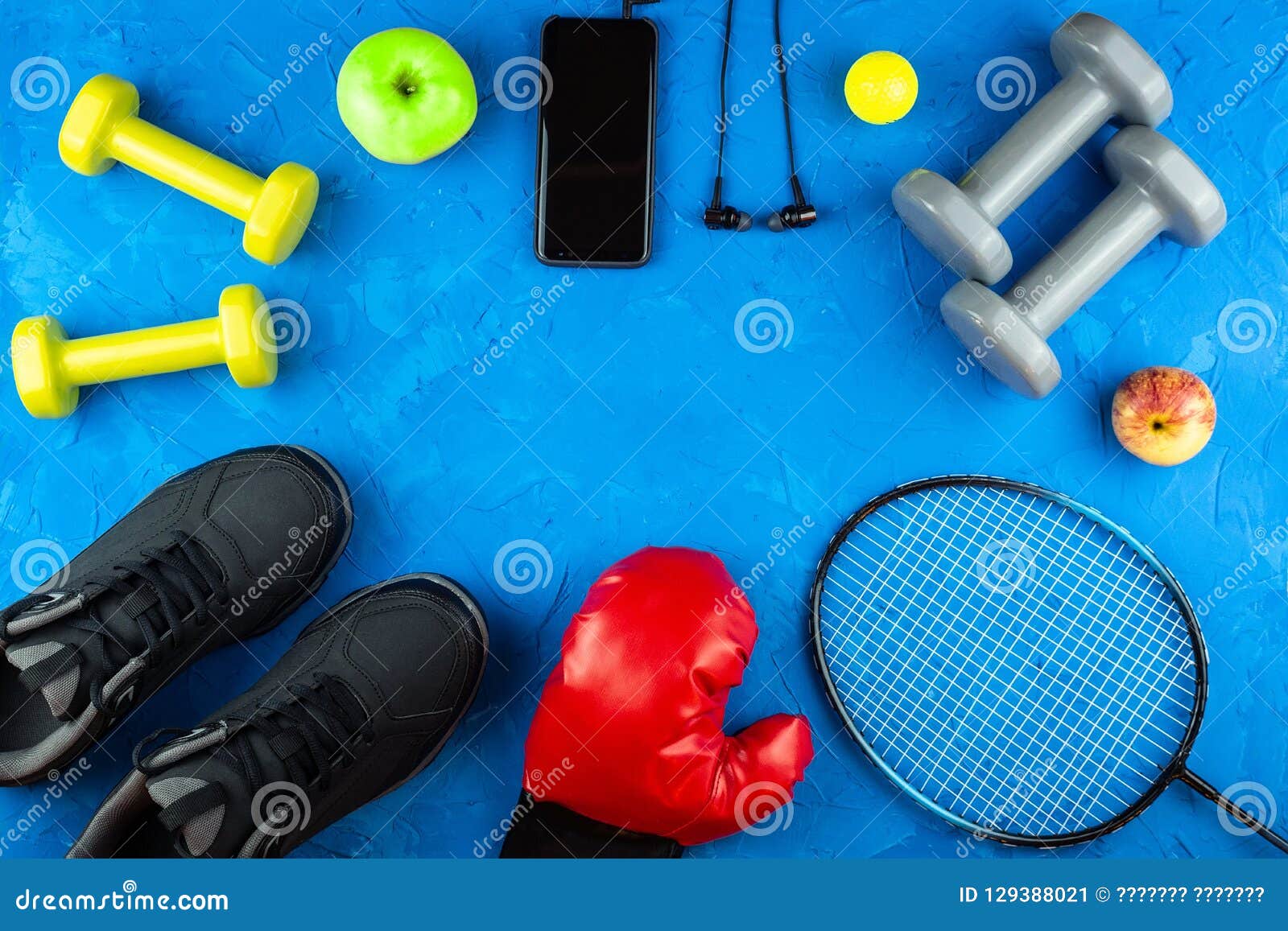 Спортивный инвентарь для фитнеса Стоковое Изображение - изображение насчитывающей пастельно, оборудование: 129388021