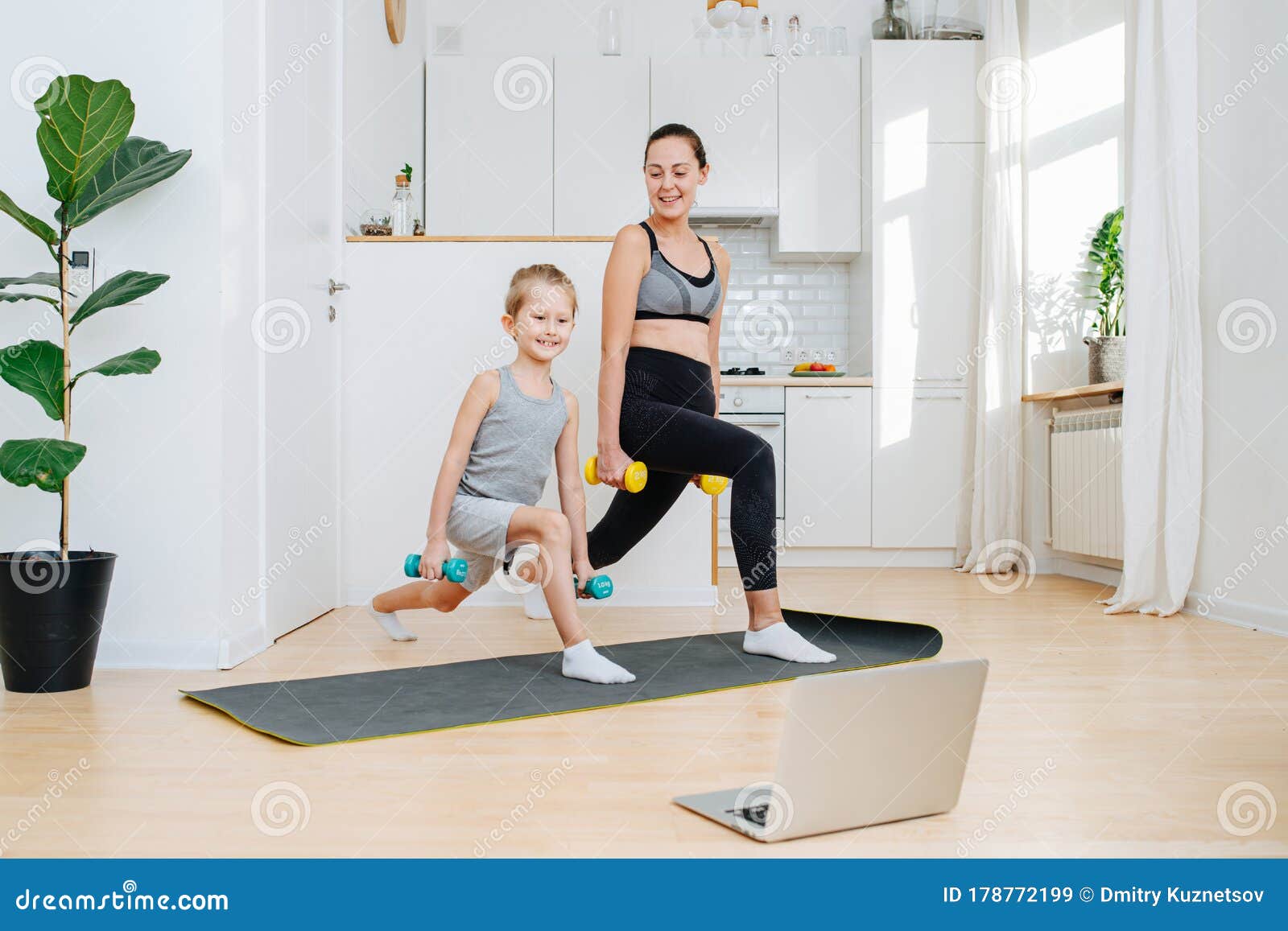 Спорт семьи дома смотреть онлайн обучение на компьютере Стоковое Изображение