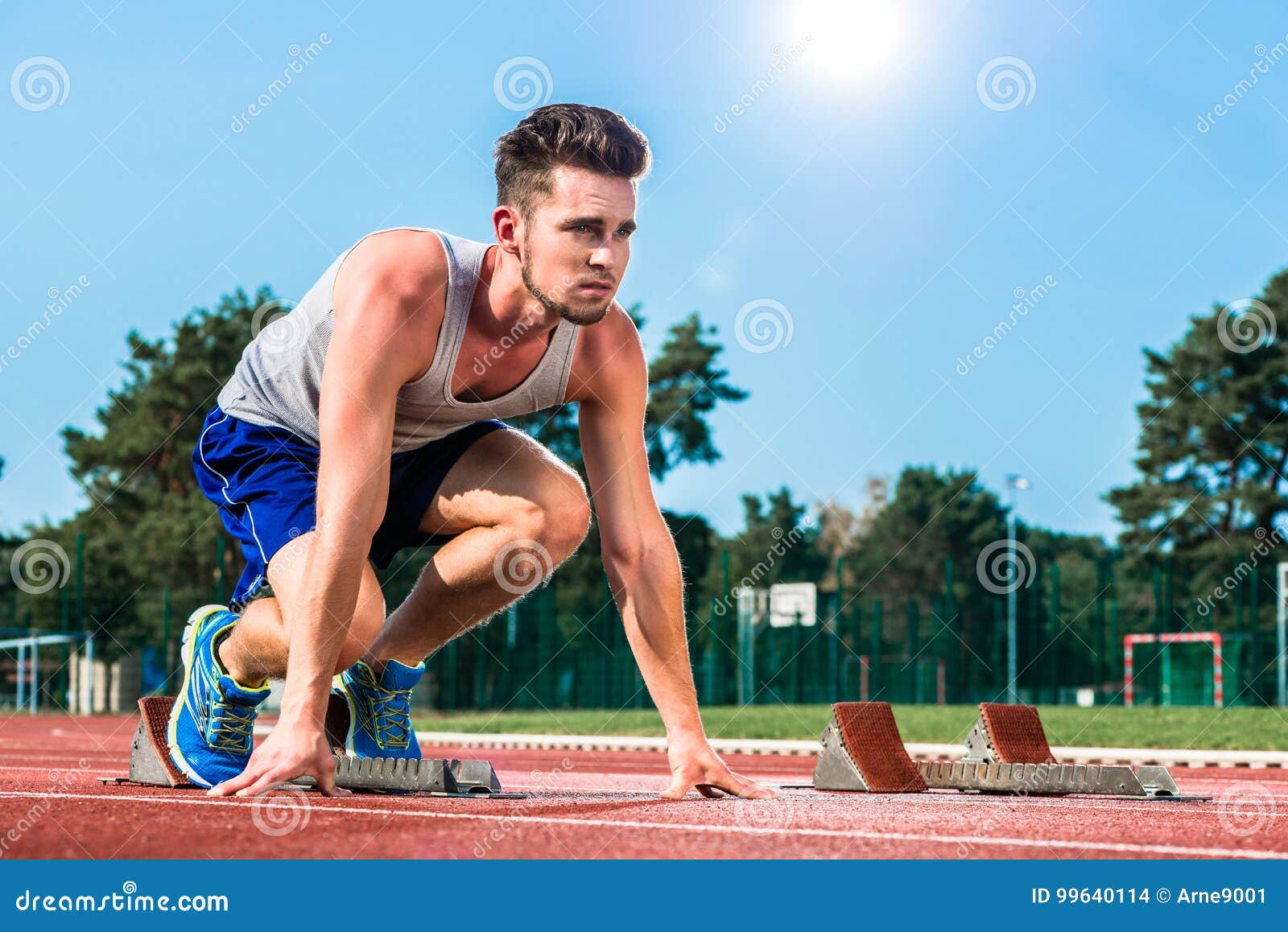 Спринтер легкой атлетики на отправной точке на следе гари в Sp Стоковое Фото - изображение насчитывающей земля, бегунок: 99640114