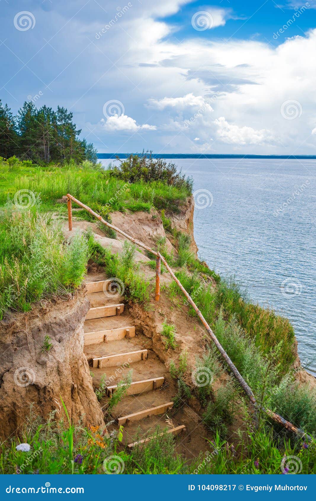 Лестницы на речке. Лестница спуск к реке. Лестница для спуска в воду. Деревянная лестница к реке. Крутой спуск к реке.