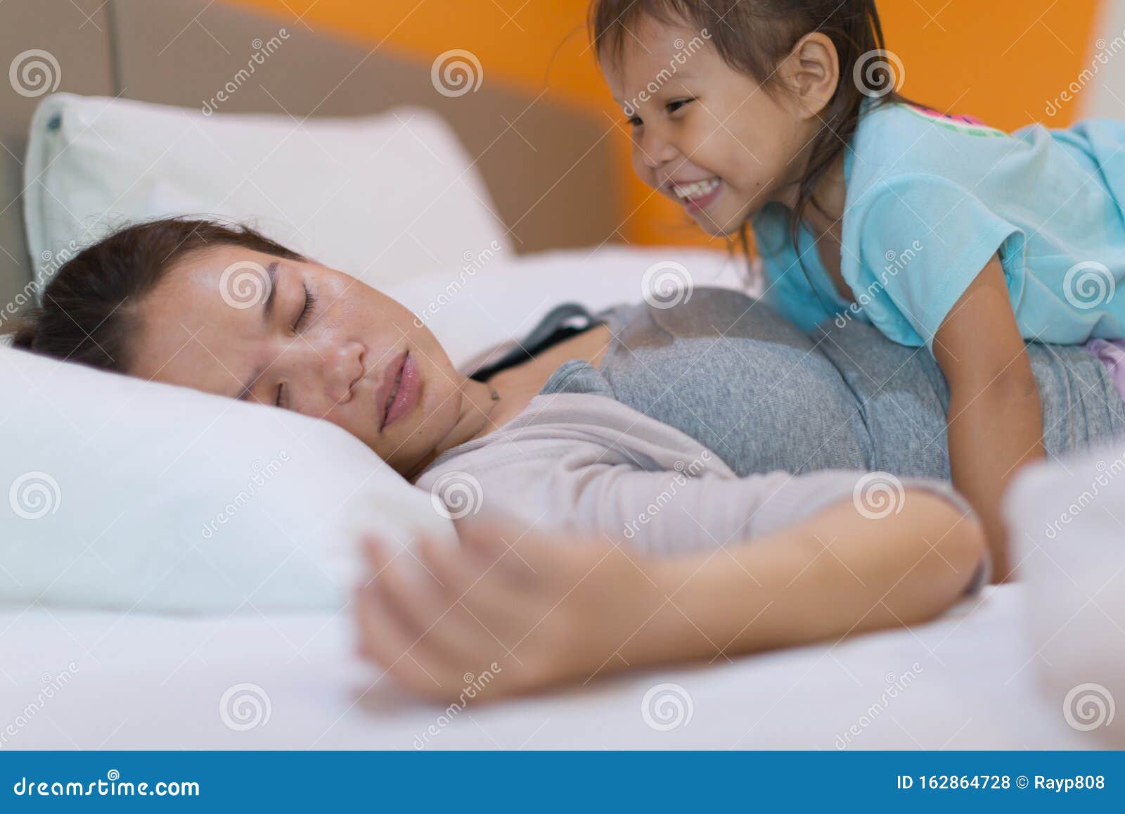 Сунул спящей маме. Спящие подростки девочки и мальчики. Спящий подросток и мама. Drinking mom сон.