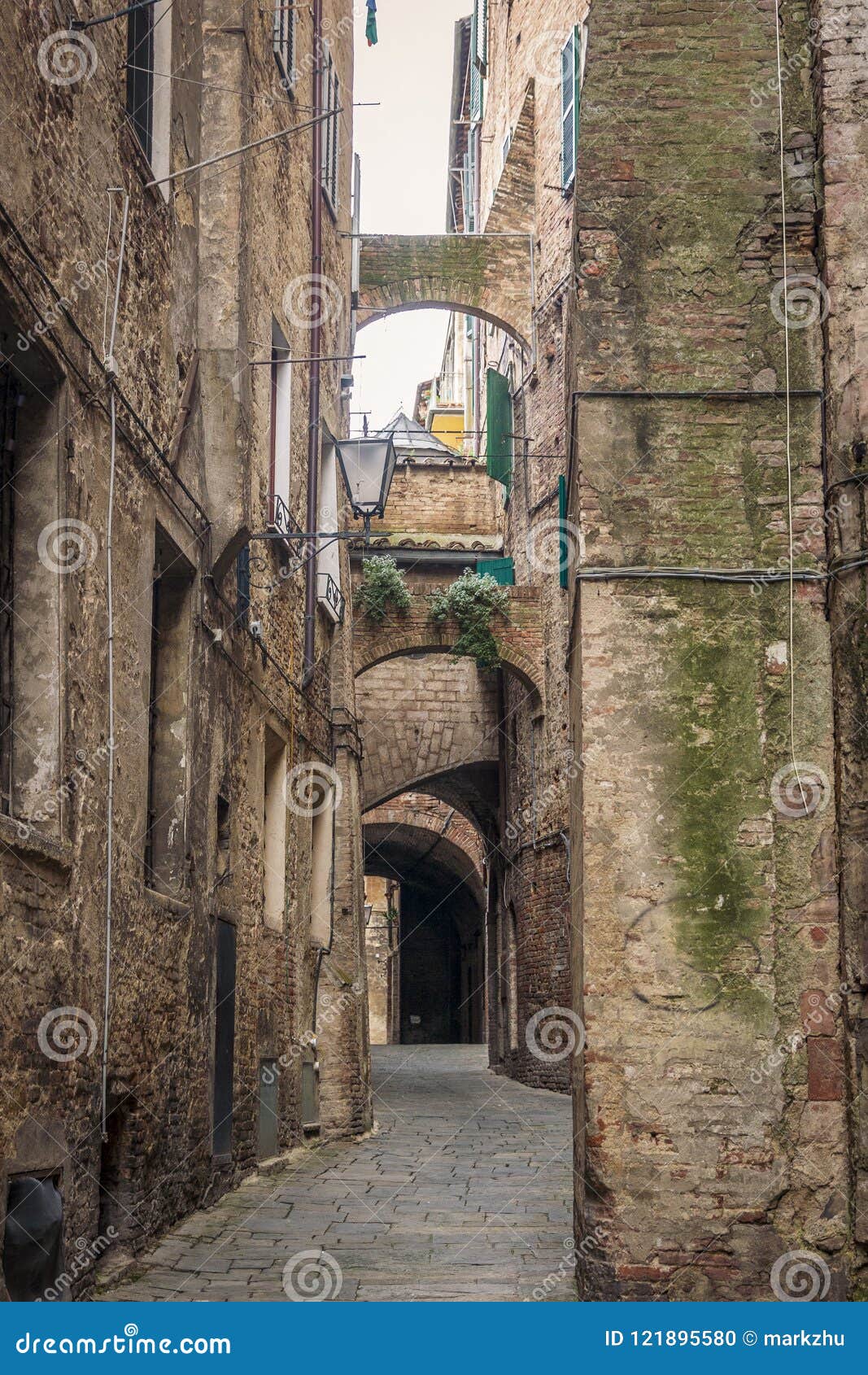 Средневековые улицы и здания Сиены, Италии Стоковое Фото - изображение  насчитывающей итальянско, италия: 121895580