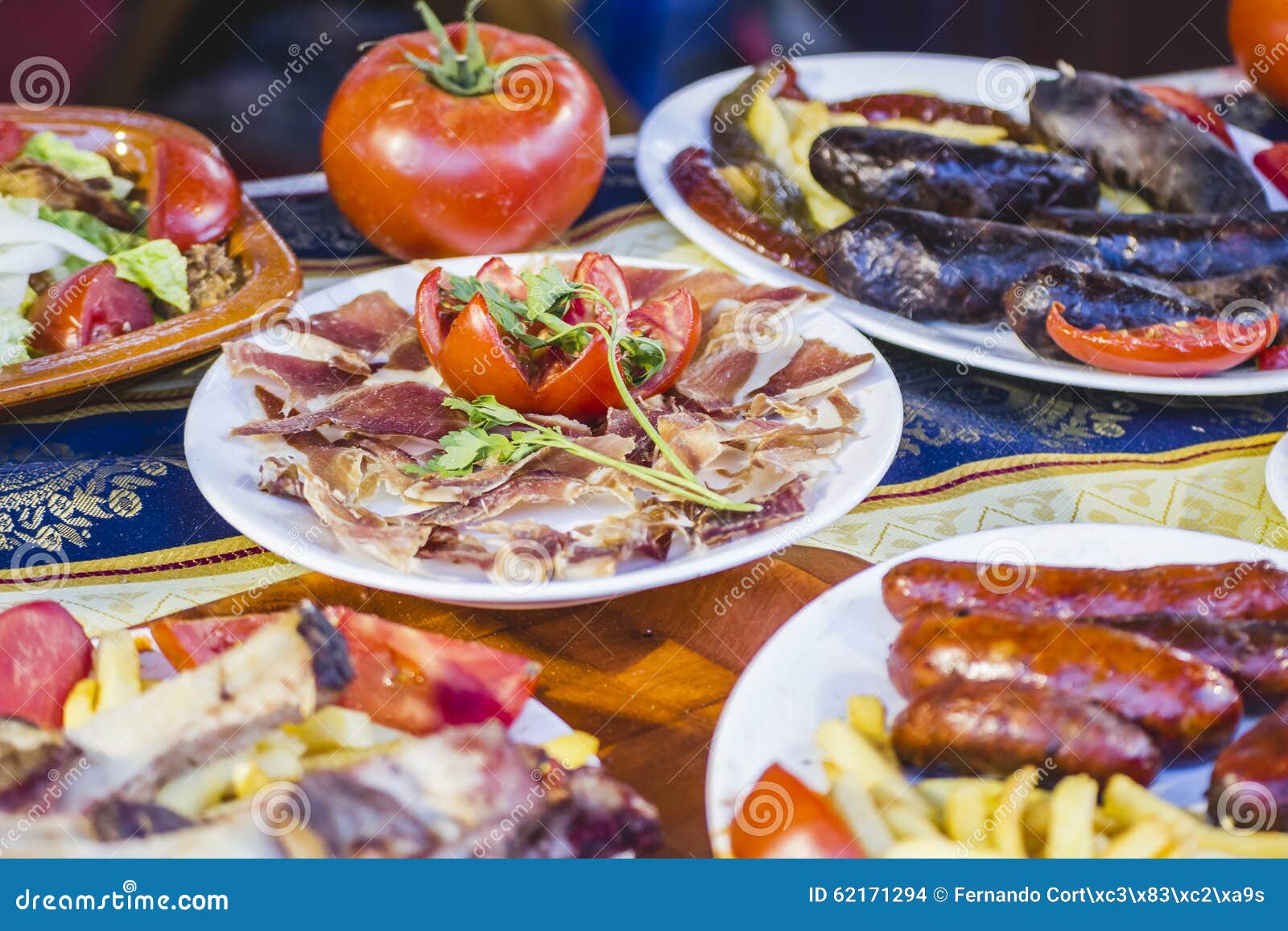 Среднеземноморские плиты еды, европейская кухня, средневековая ярмарка в Sp  Стоковое Фото - изображение насчитывающей португальско, ресторан: 62171294