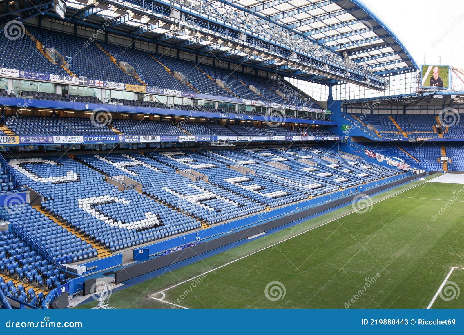 стадион "стамфорд бридж" в челси лондон ук Редакционное Стоковое Фото - изображение насчитывающей символ, лига: 219880443