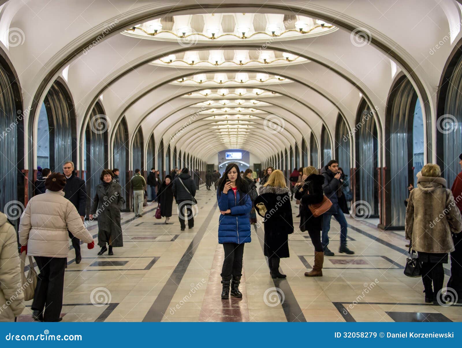 Новое сколько в метро. Маяковская станция метро Москва. Люди в метро Москвы. Люди на станции метро. Люди на платформе метро.