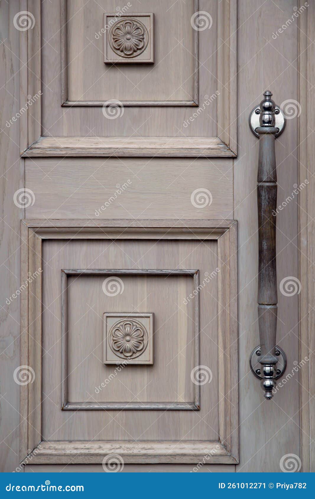 старая деревянная дверь. концепции минимализма и истории. детали классической архитектуры. Стоковое Изображение - изображение насчитывающей историческо, утюг: 261012271