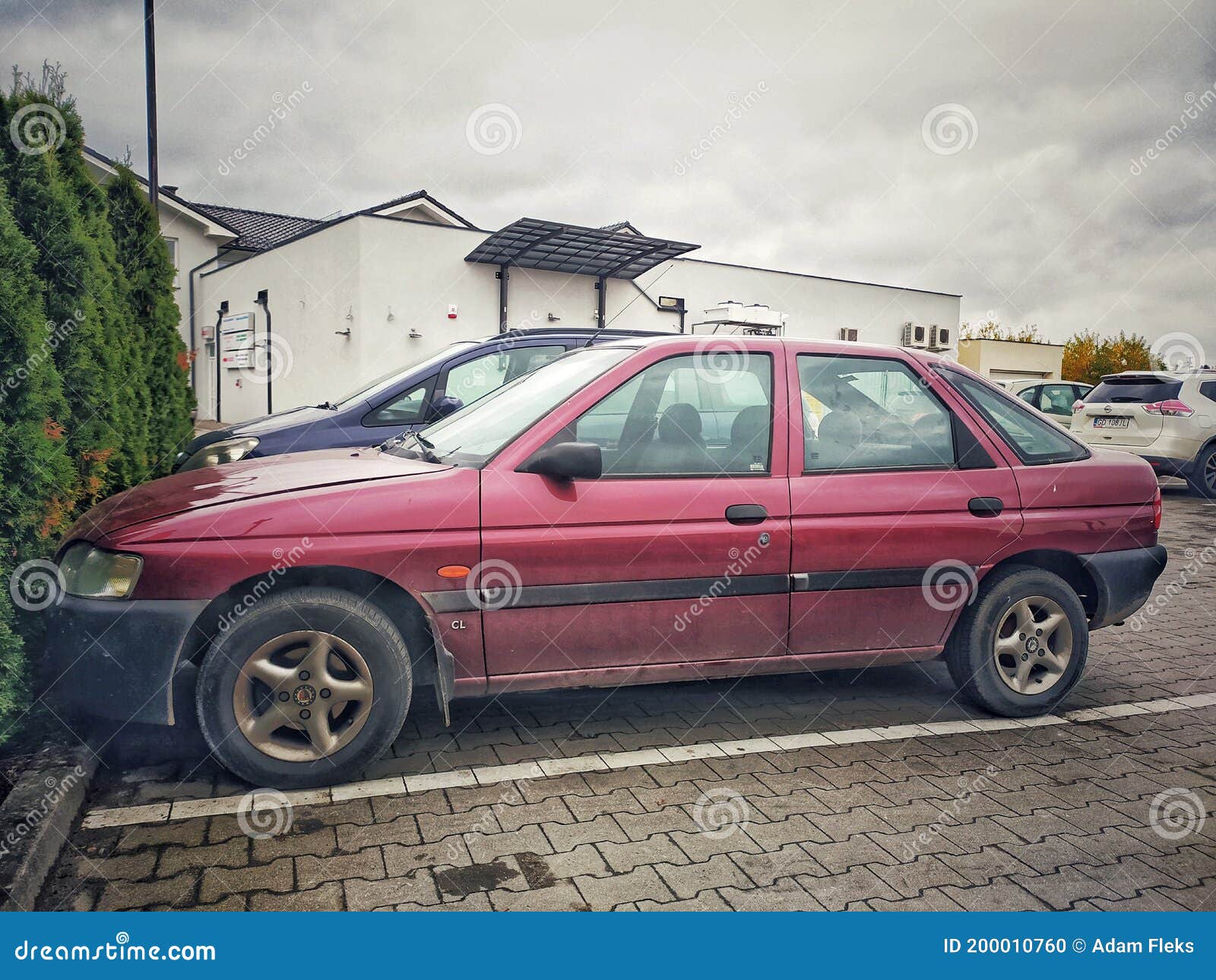Старая пурпурная красная частная машина Ford Escort припарковала  Редакционное Изображение - изображение насчитывающей известен,  преобразование: 200010760