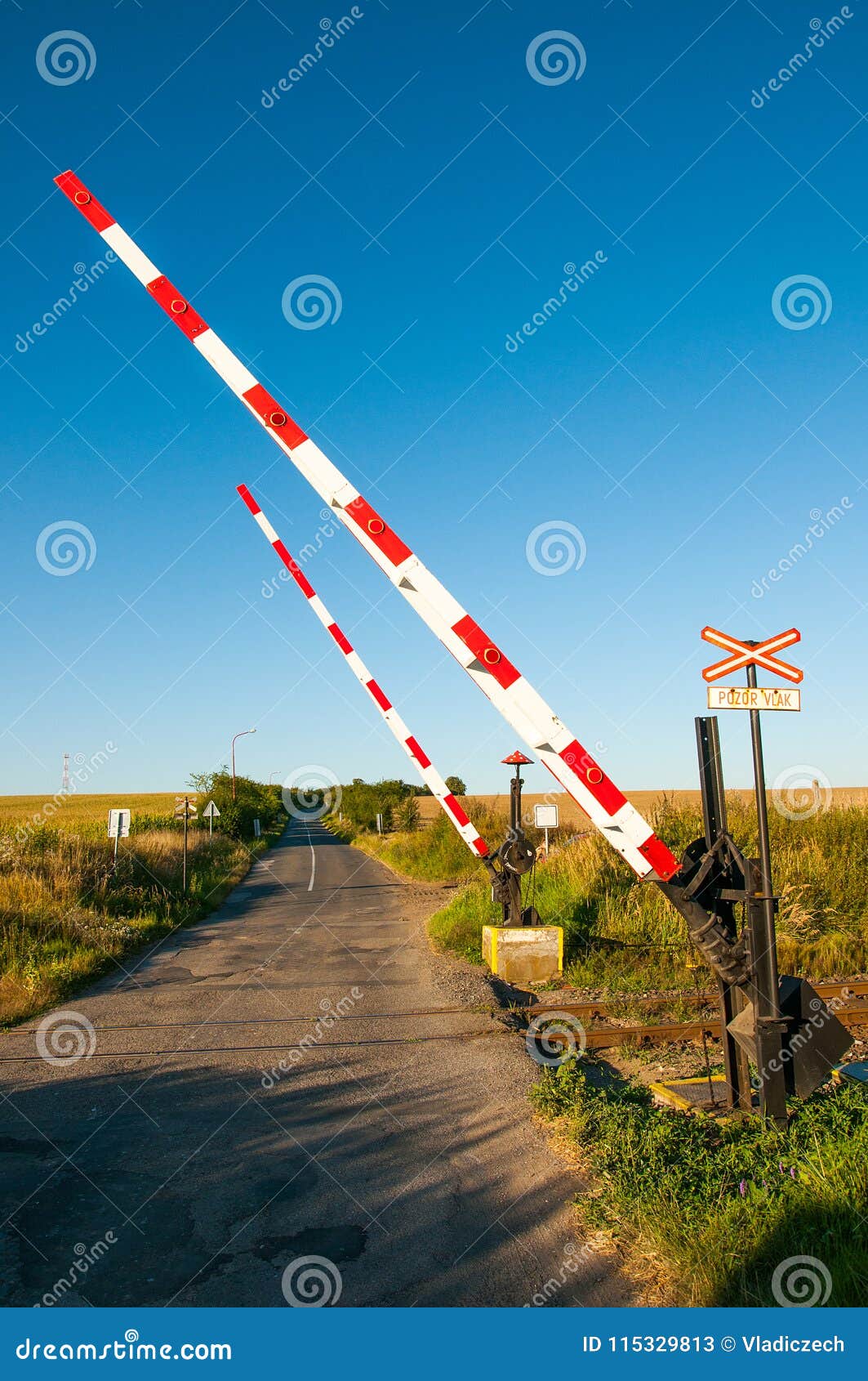 Старая Смешная Рука Привелась В Действие Железнодорожный Переезд.