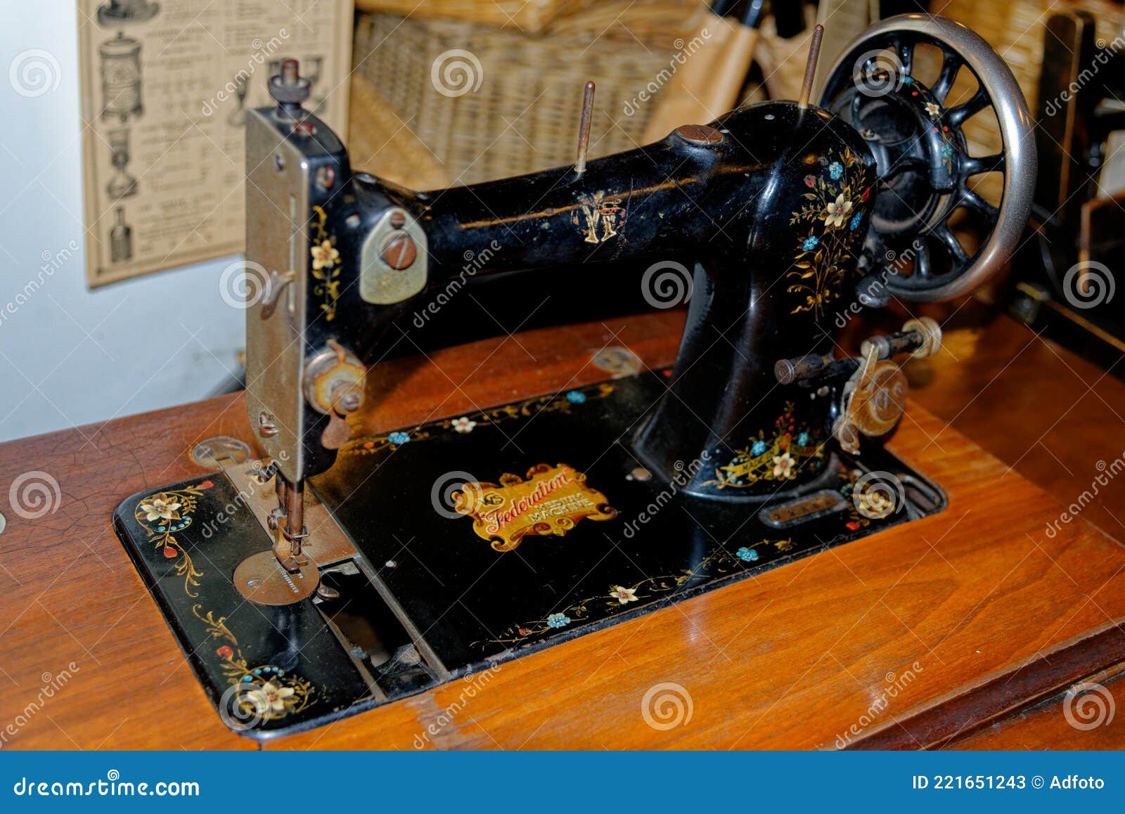 старая швейная машина дисплей в удобном магазине Beamish Village  великобритания Редакционное Стоковое Фото - изображение насчитывающей  ретро, оборудование: 221651243