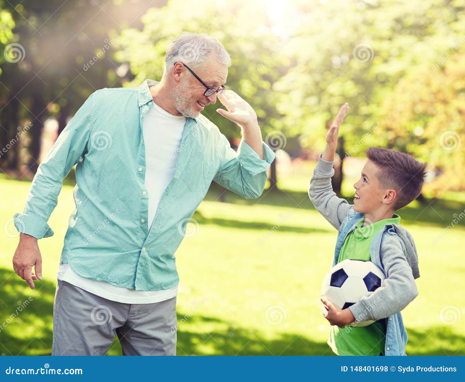 Люди востока и стар и млад. Мальчик и старичок в парке картинки. Old man with a boy. Дедушка с внуками. Old man with a boy.