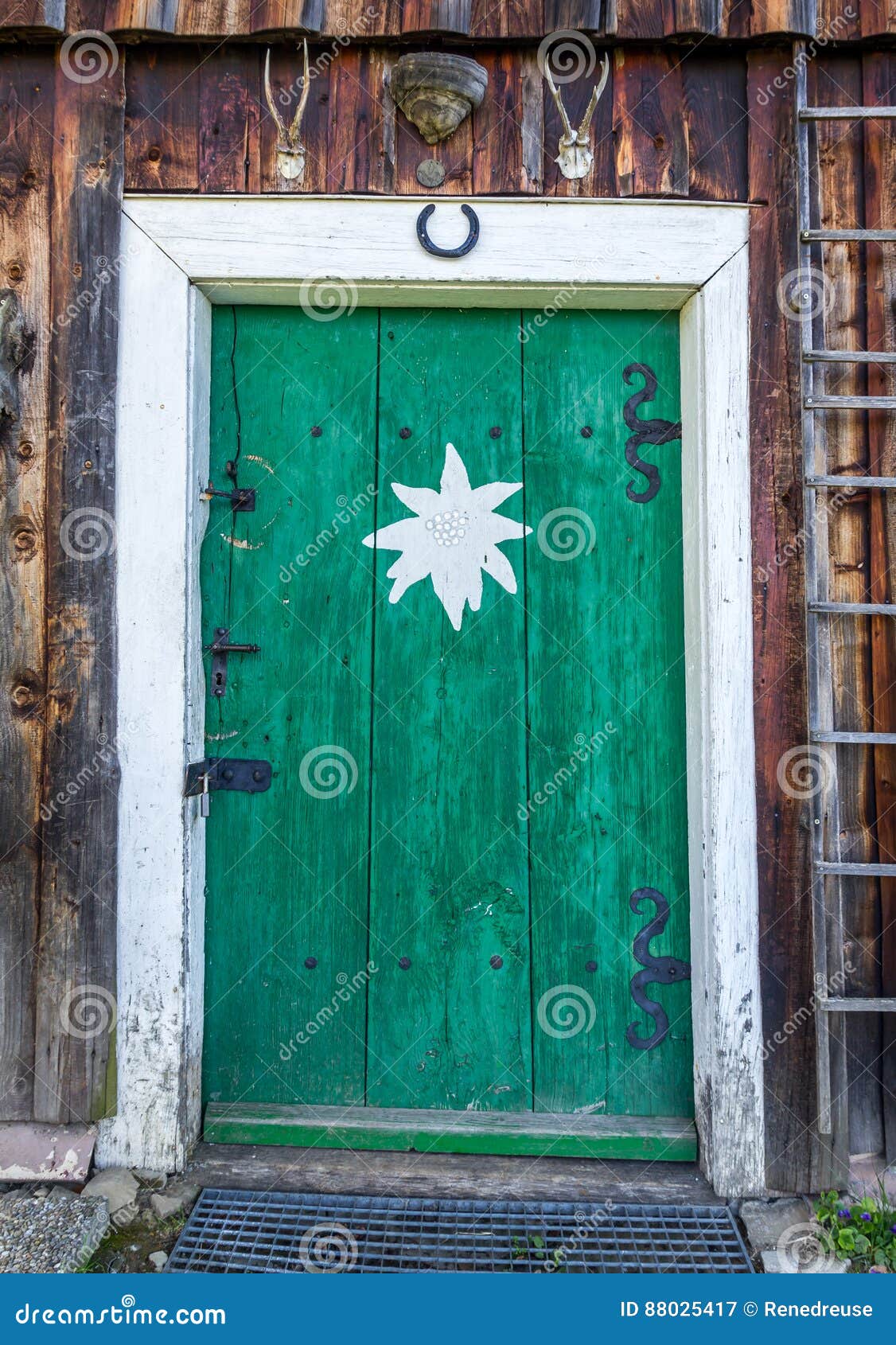 Хата дверей. Дверь хаты. Старомодные двери. Дверь в хату. Смотровая дверь в хате.