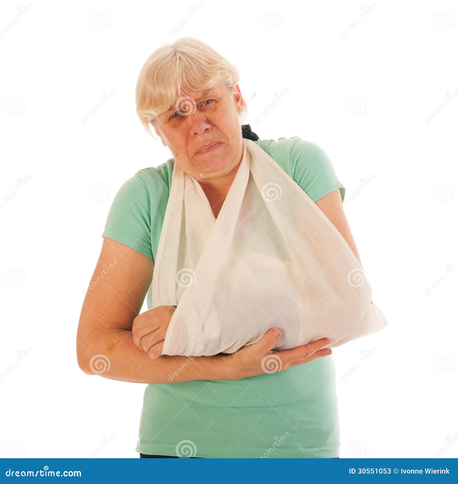 Трещина пожилая. Бабка с поломанной рукой. Пожилая женщина с переломом.