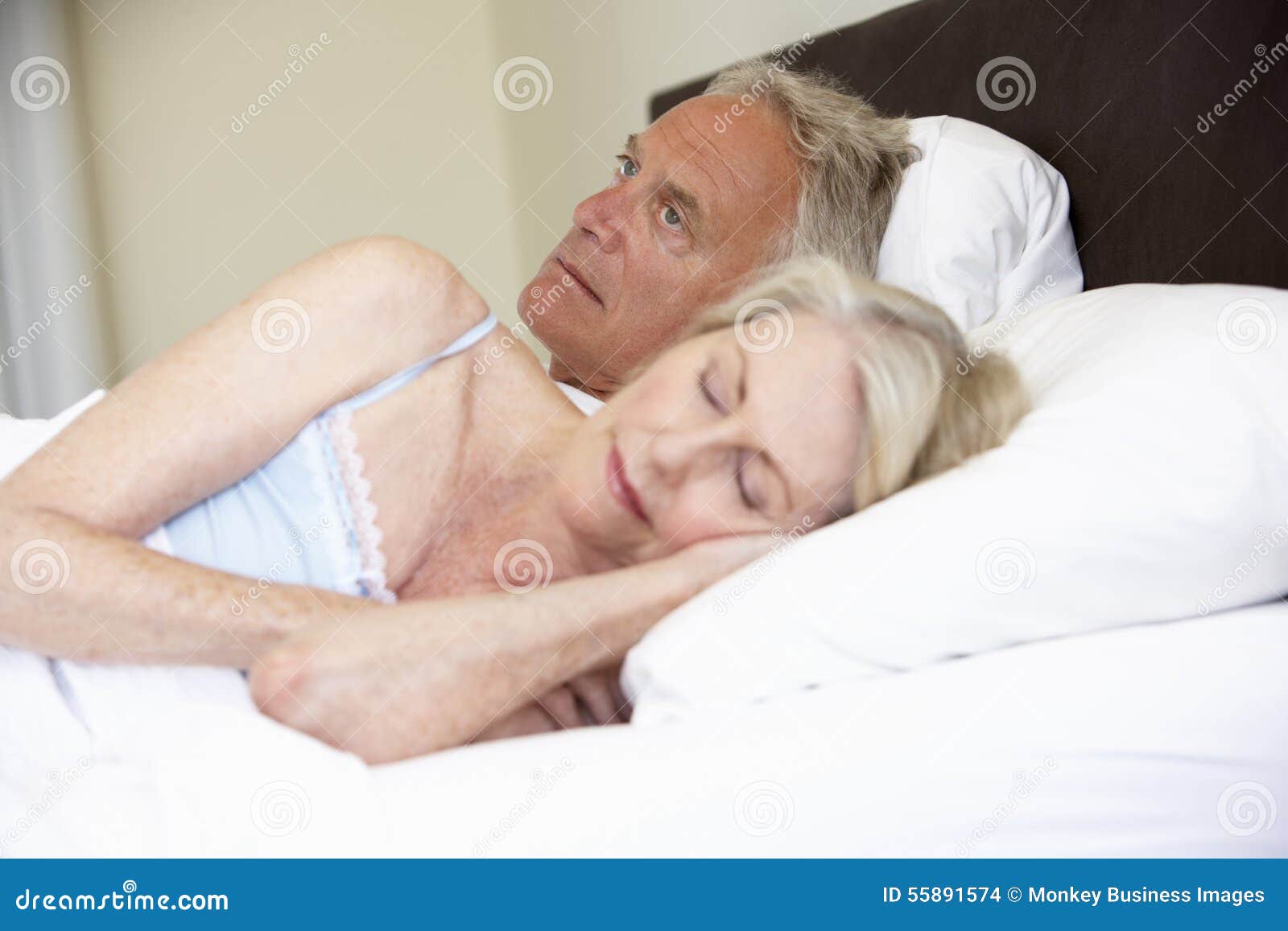 Пожилых жен мужья снимают
